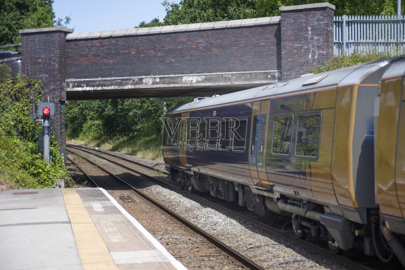 铁路 - 英国乡村的一座柴油动力铁路车站。照片摄影图片