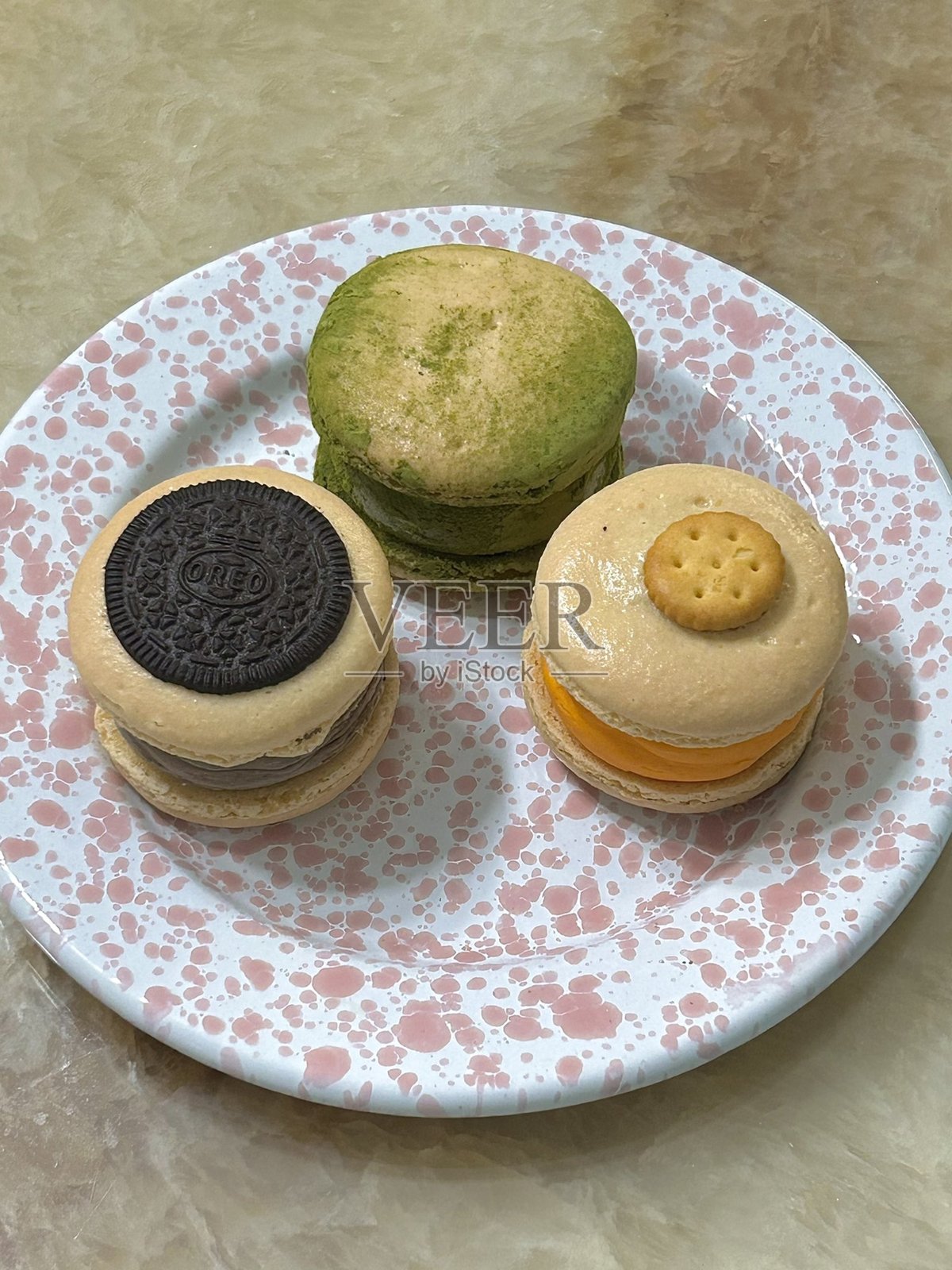 色彩缤纷的马卡龙，外壳细腻酥脆，内馅柔软美味。非常适合甜点摄影，展示这些优雅的法式甜点，拥有多种口味和鲜艳的粉彩色。照片摄影图片