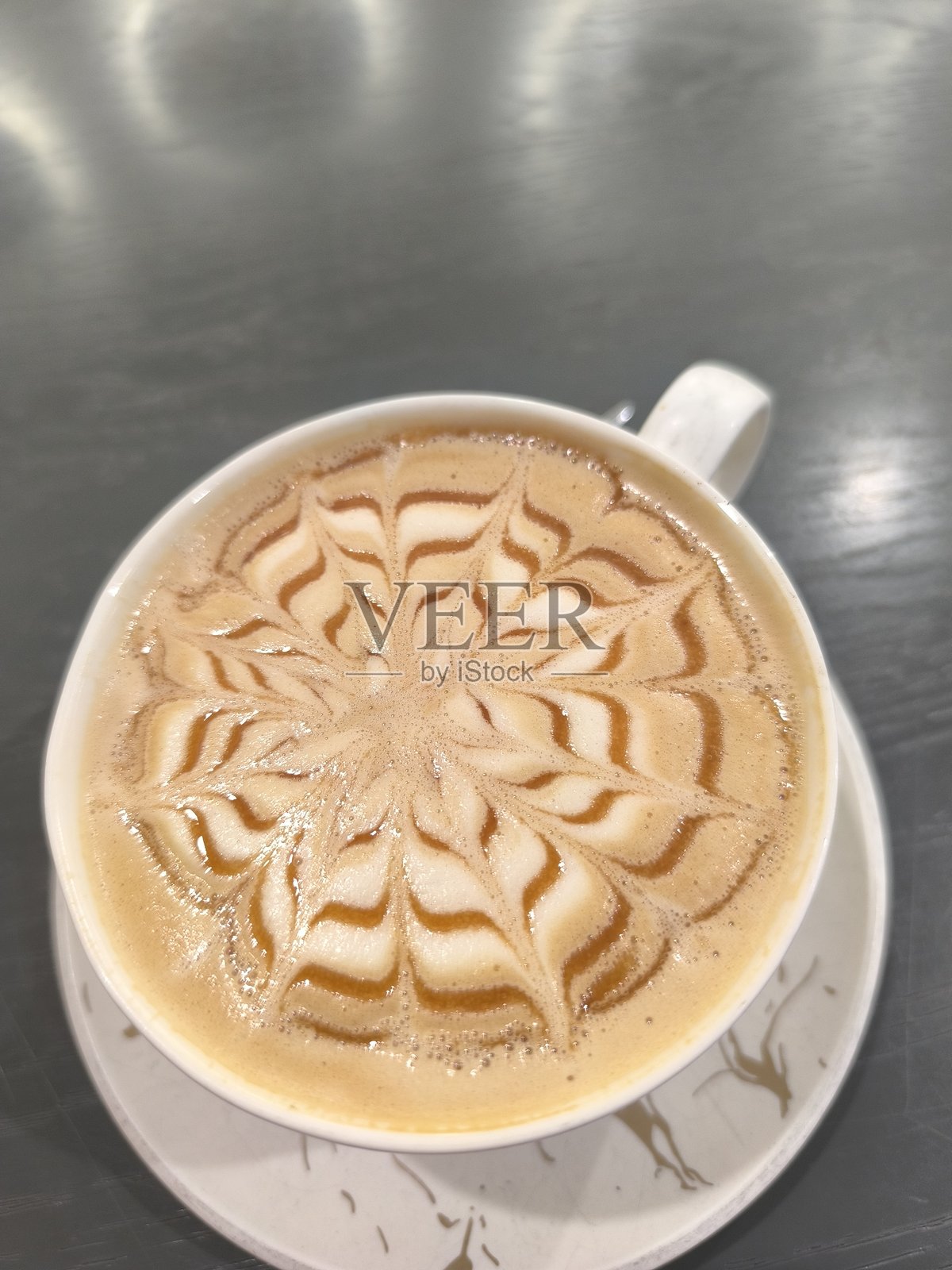 艺术咖啡乐趣 迷人的拿铁艺术设计，适合温馨时刻和温暖享受照片摄影图片