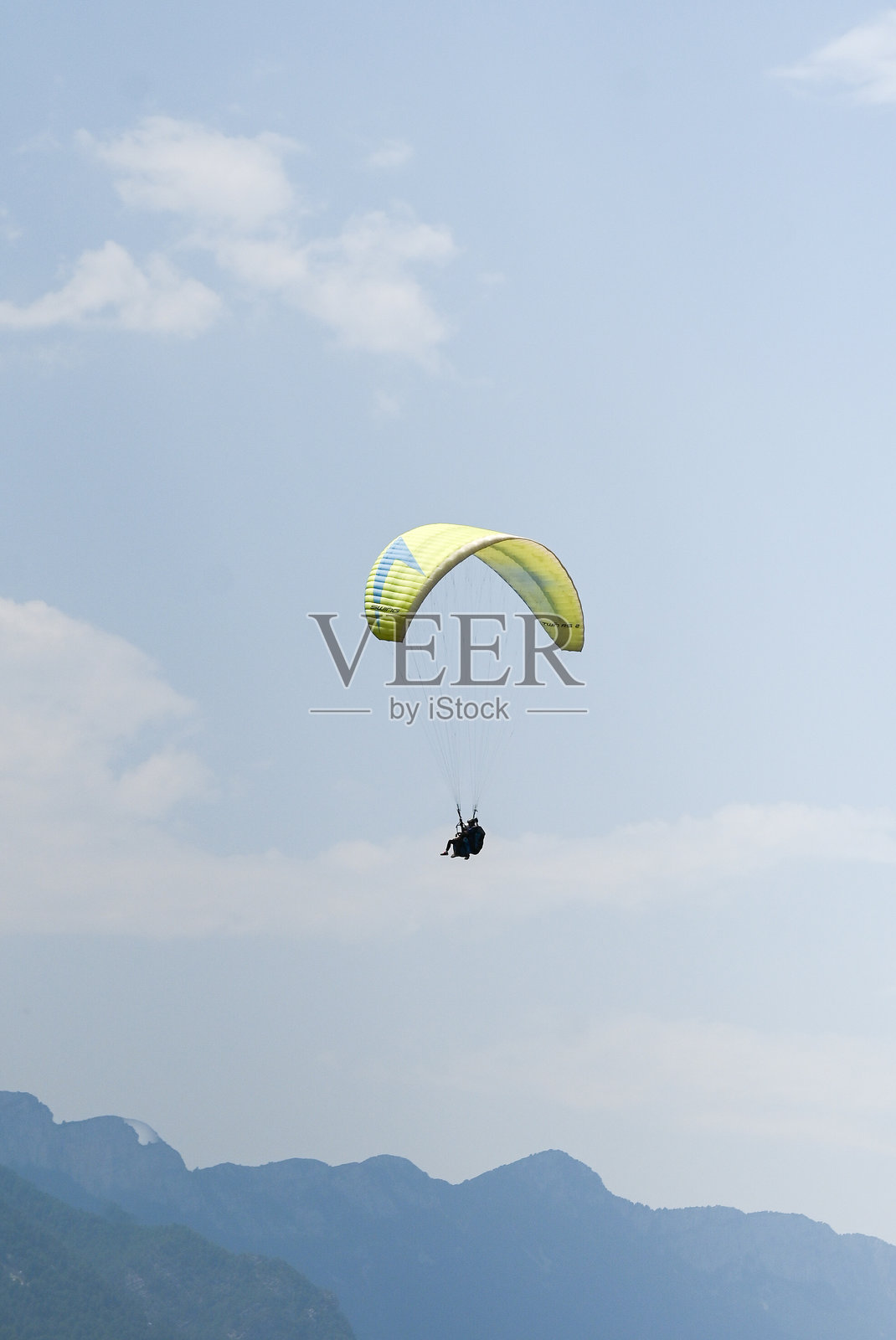 2025年8月，西班牙北部莱里达省的奥尔加尼亚镇，一名男子正在滑翔伞飞行。照片摄影图片