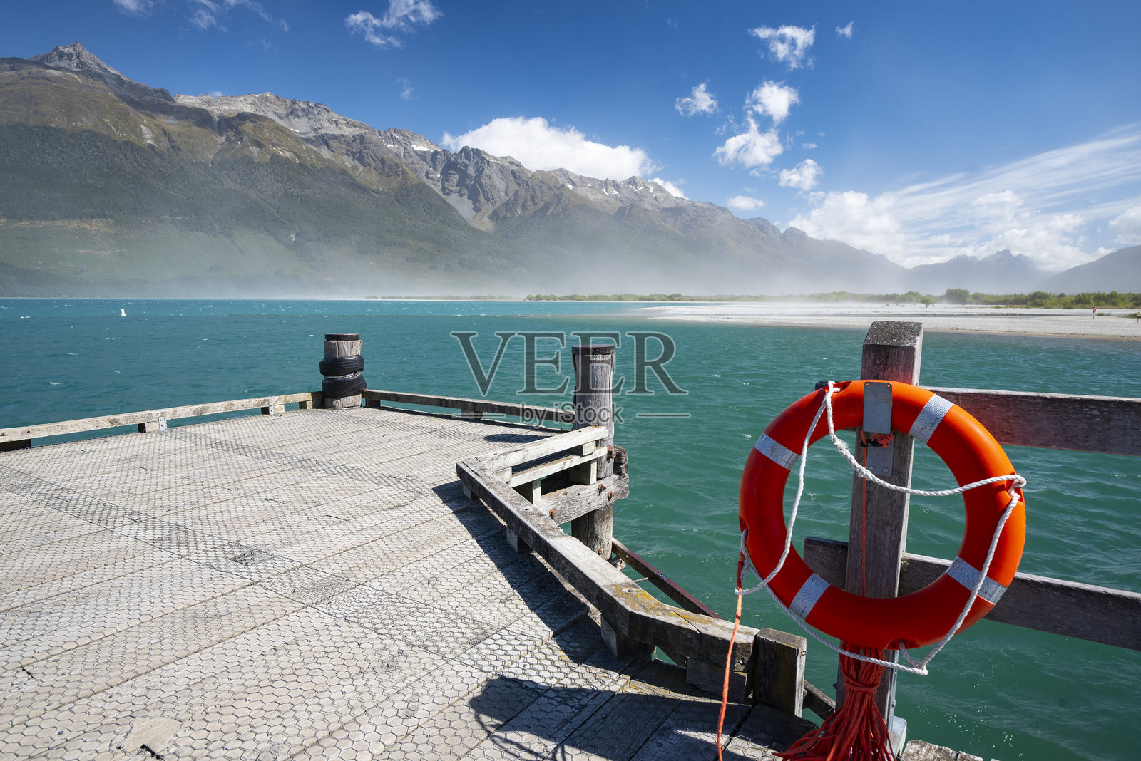 从格伦奥基码头俯瞰瓦卡蒂普湖，新西兰照片摄影图片