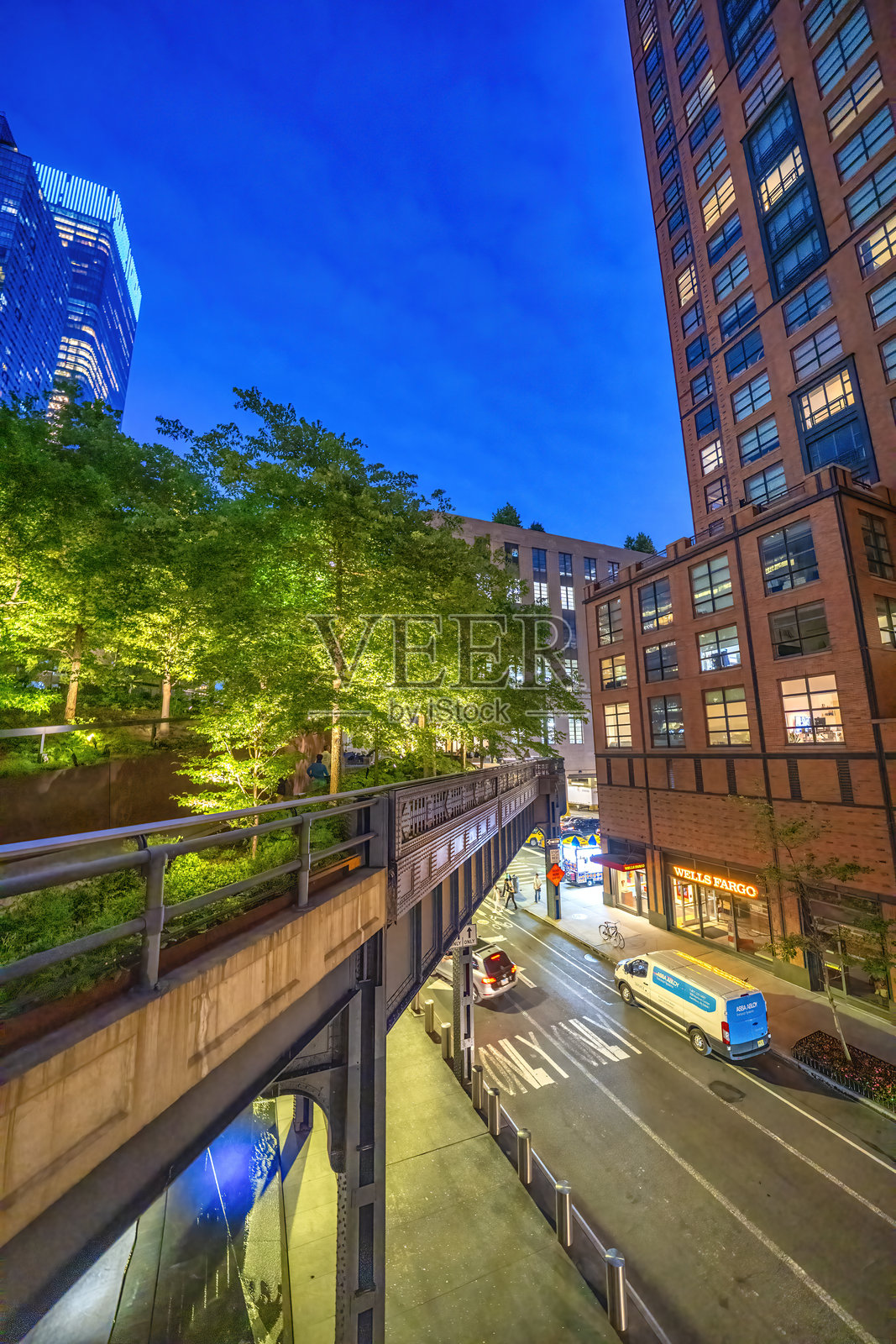 曼哈顿高层建筑和夜间氛围的高架城市公园宽阔视野照片摄影图片