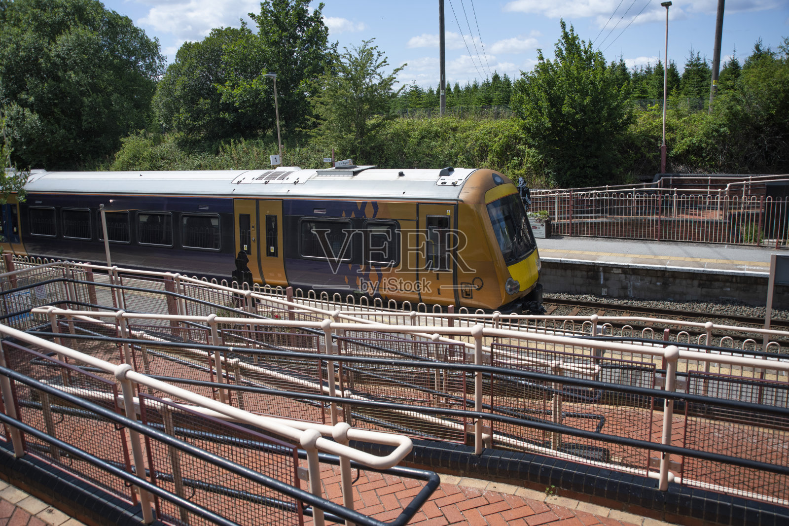 铁路 - 英国乡村的一座柴油动力铁路站。照片摄影图片