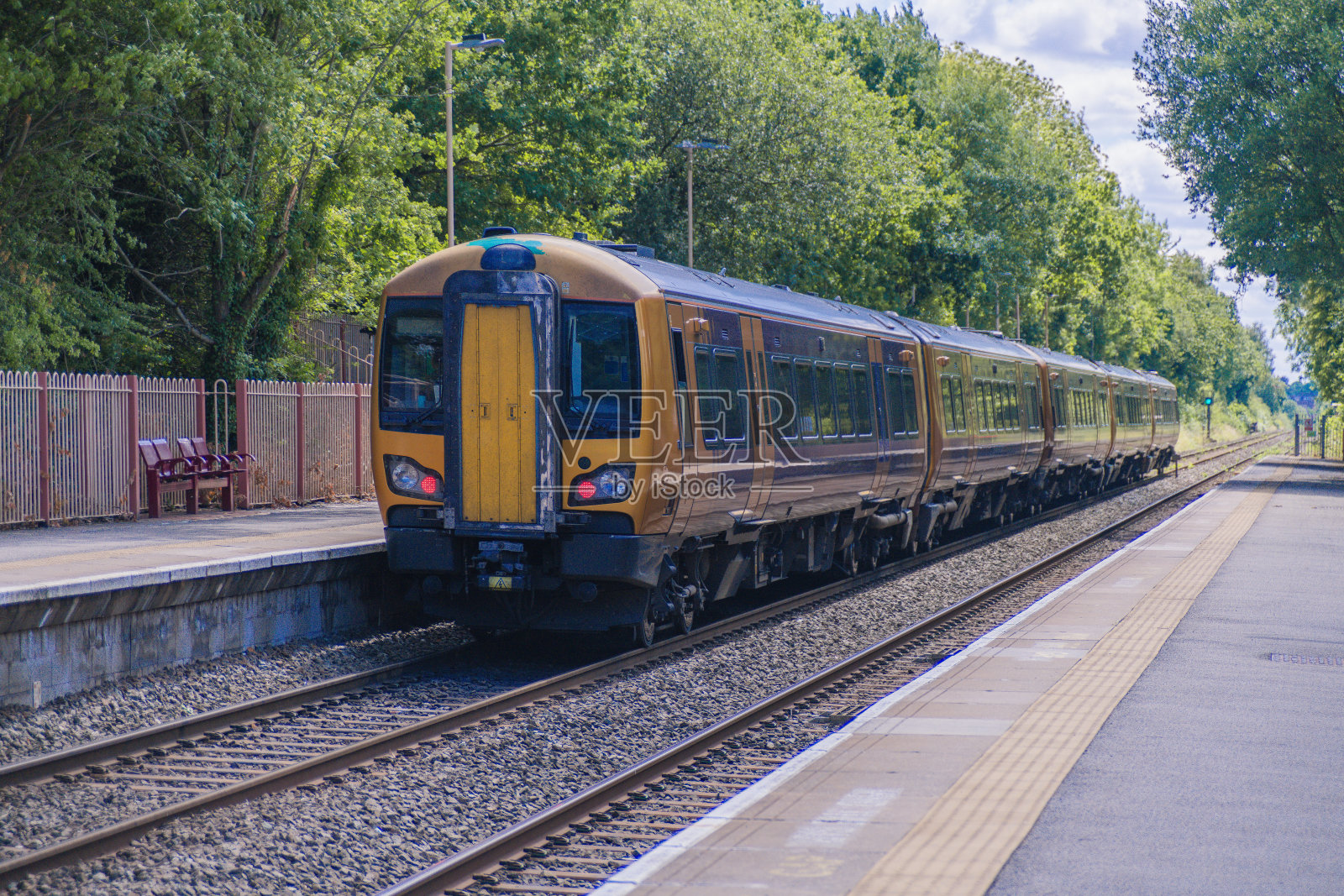 铁路 - 英国乡村的一座柴油动力铁路站。照片摄影图片