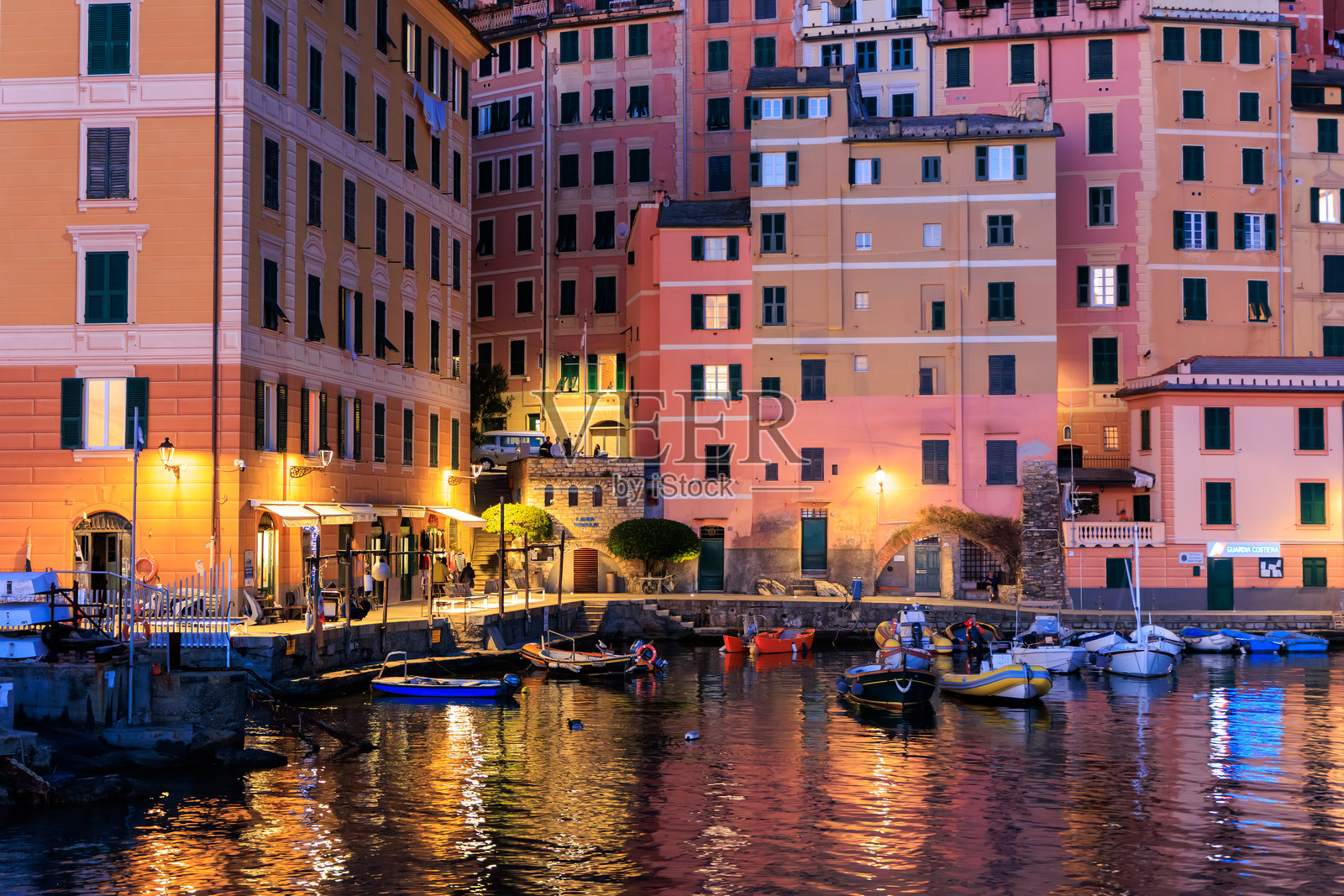 利古里亚海边小镇卡莫利黄昏时分照片摄影图片