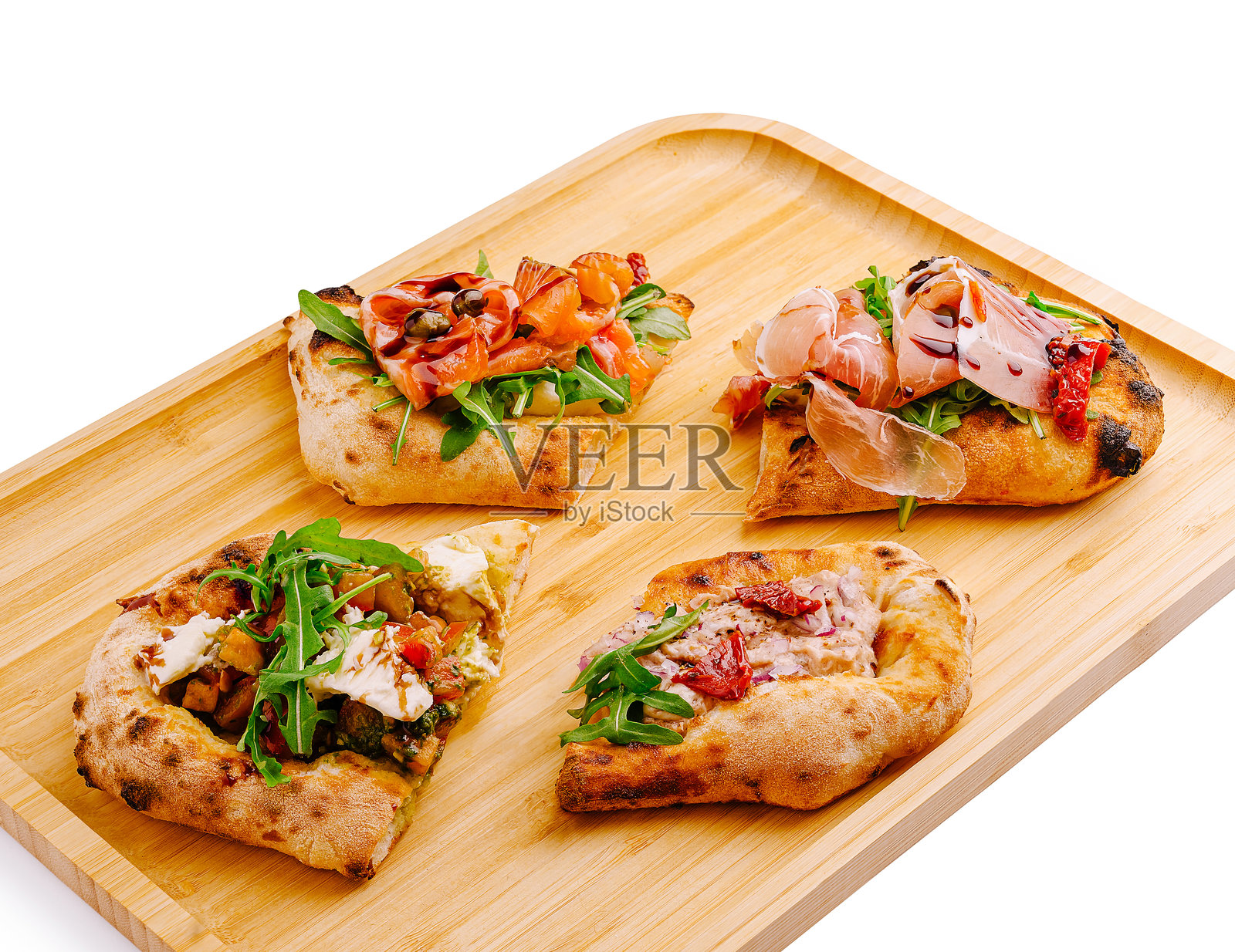 美味的多种扁面包，上面放有新鲜的配料，摆放在木托盘上照片摄影图片