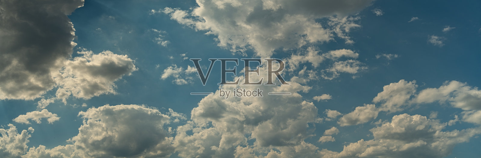 蓝天背景配有小云朵，自然的蓝天云朵背景。照片摄影图片