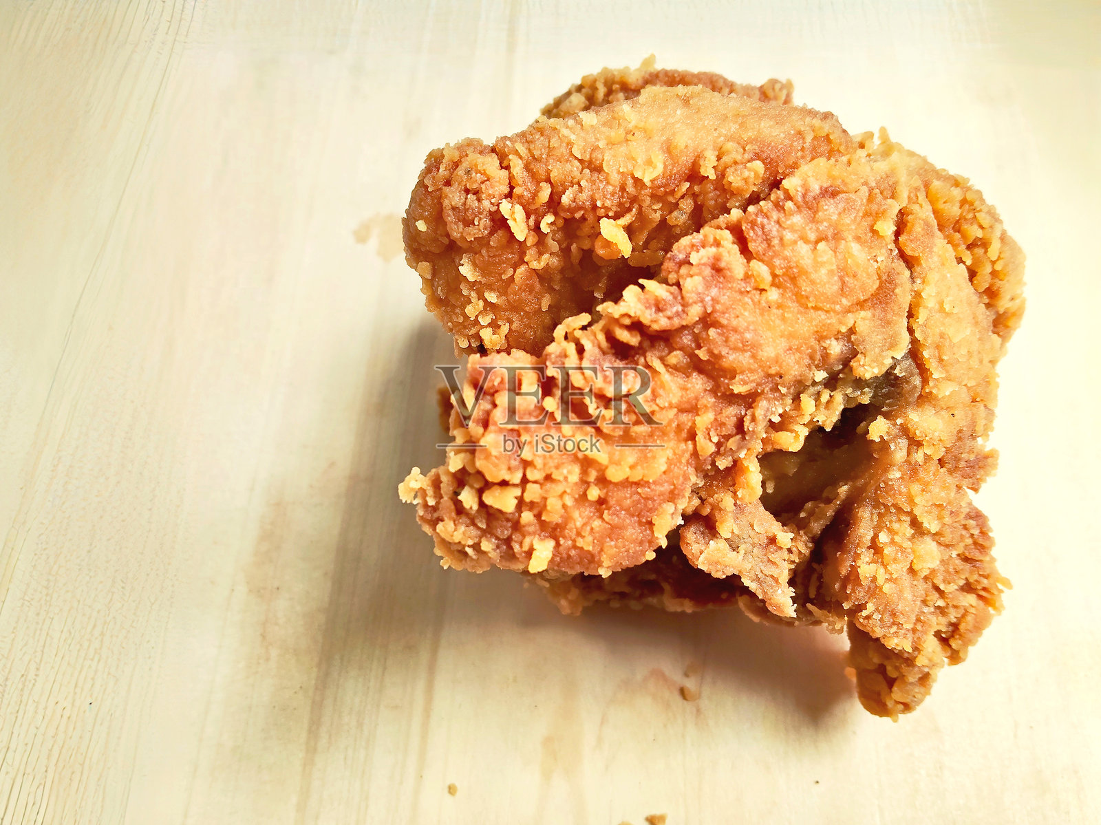 单片脆皮鸡胸肉放在粗犷的木头上照片摄影图片