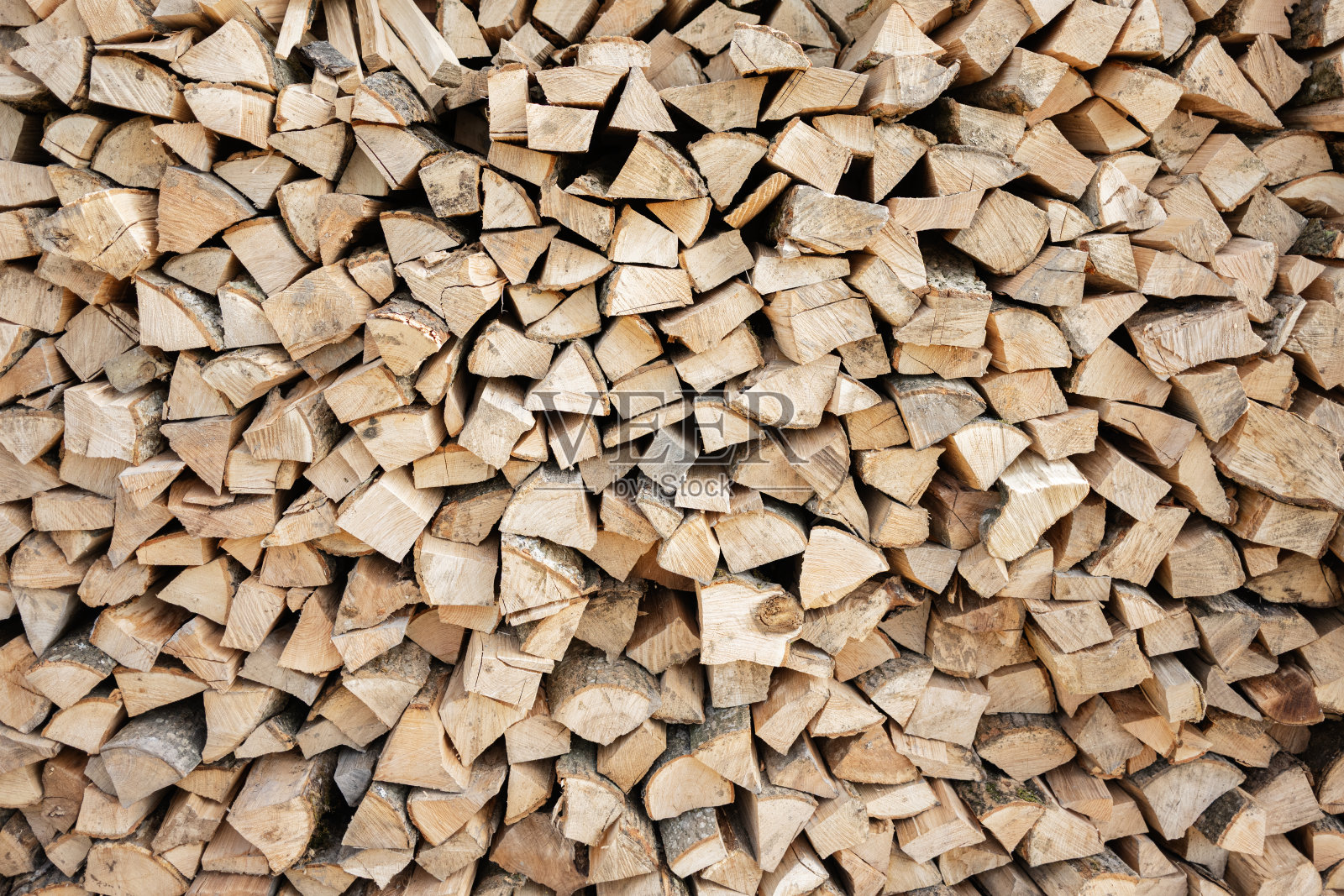 整齐堆放的木柴，准备燃烧或储存照片摄影图片