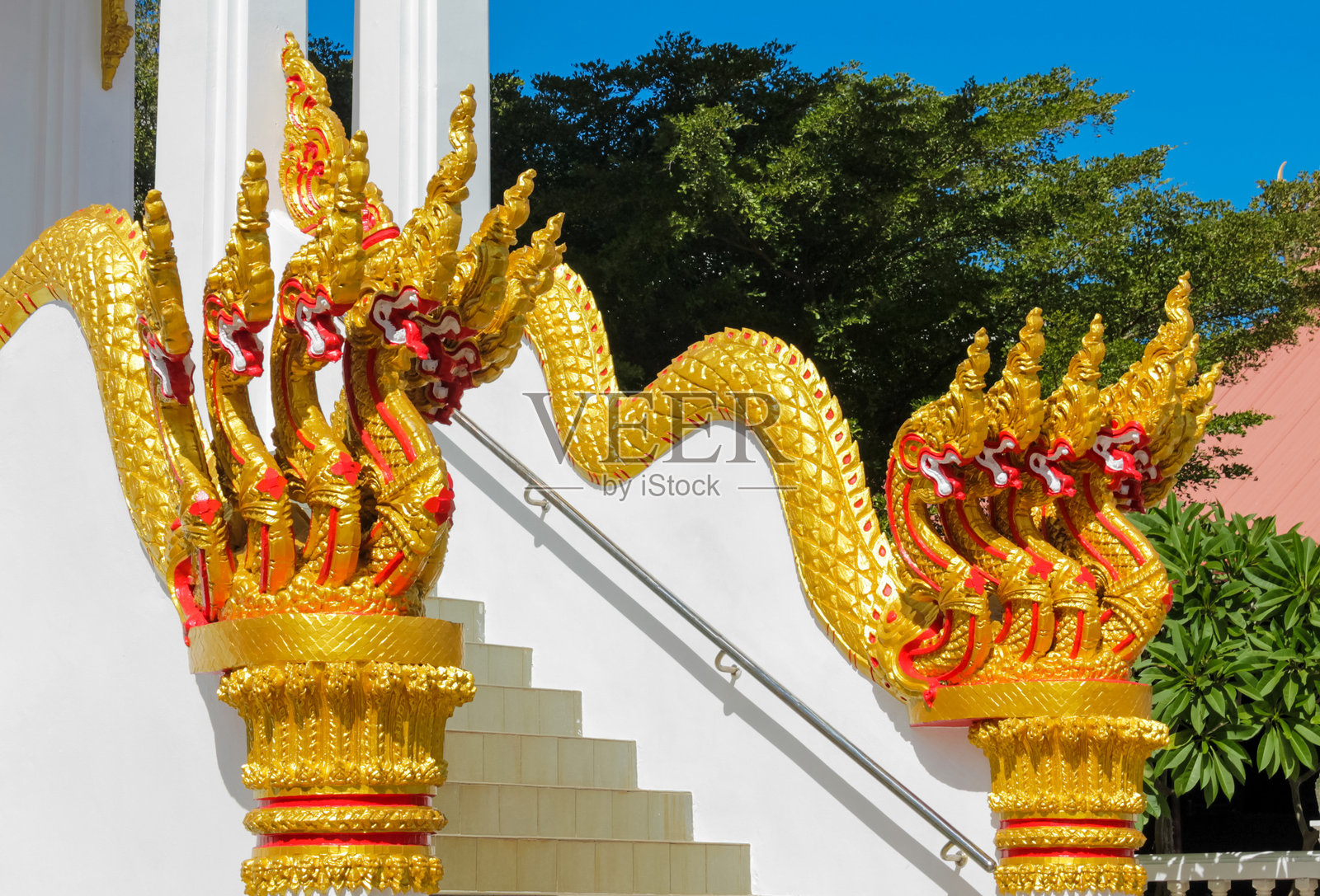 泰国寺庙Wat前的法雅纳卡蛇龙守护者照片摄影图片