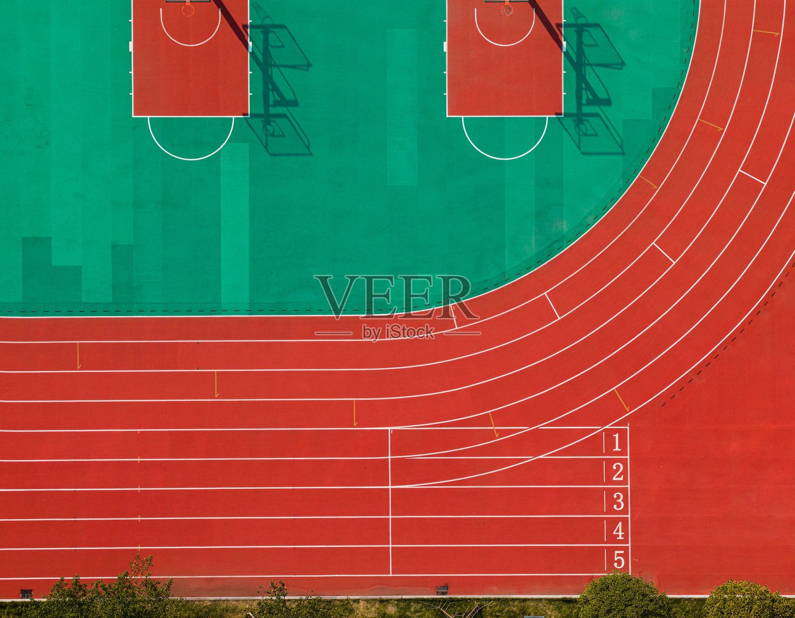 中国武汉的彩色游乐场鸟瞰图，红色跑道和篮球场。照片摄影图片