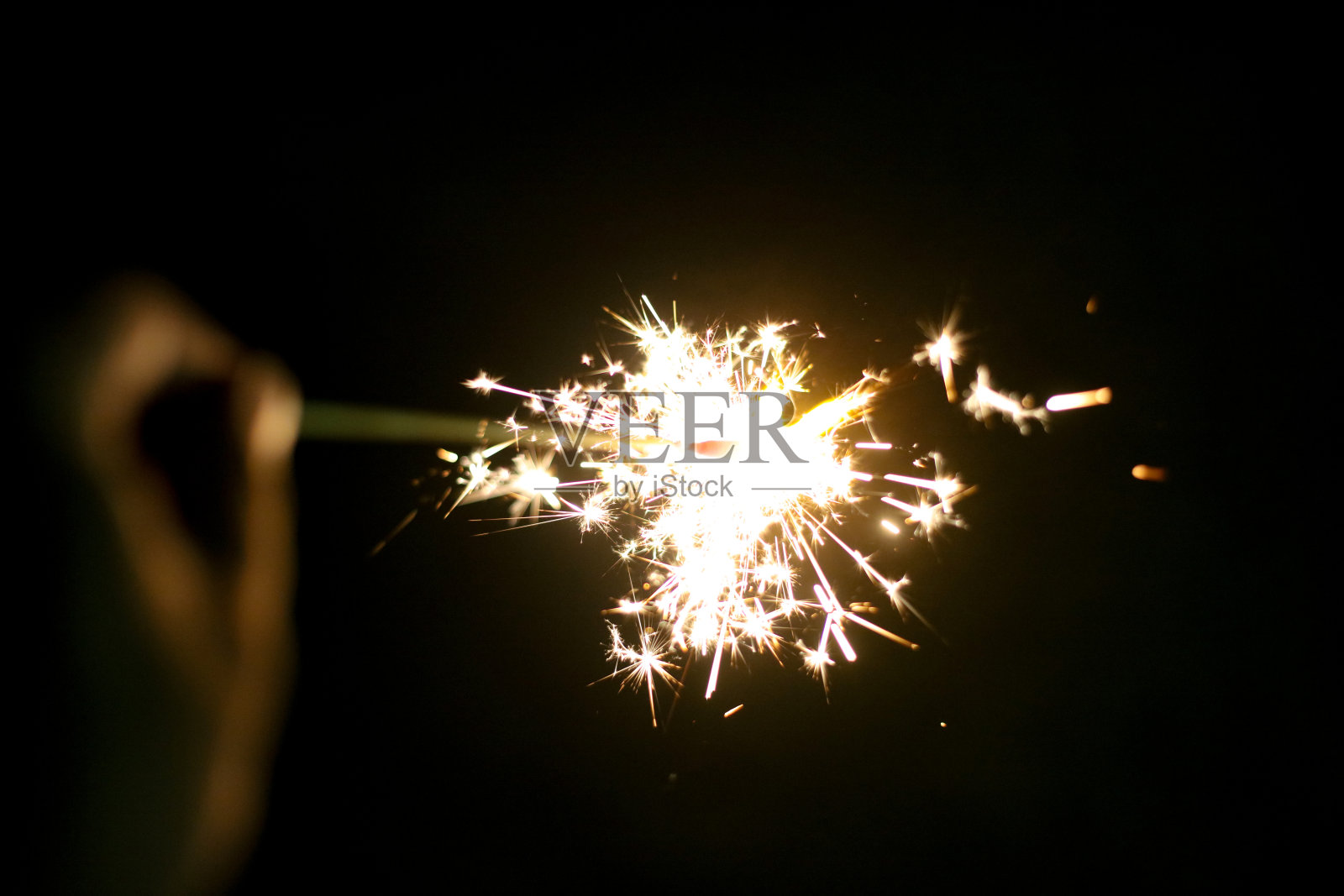 男孩享受手持烟花照片摄影图片