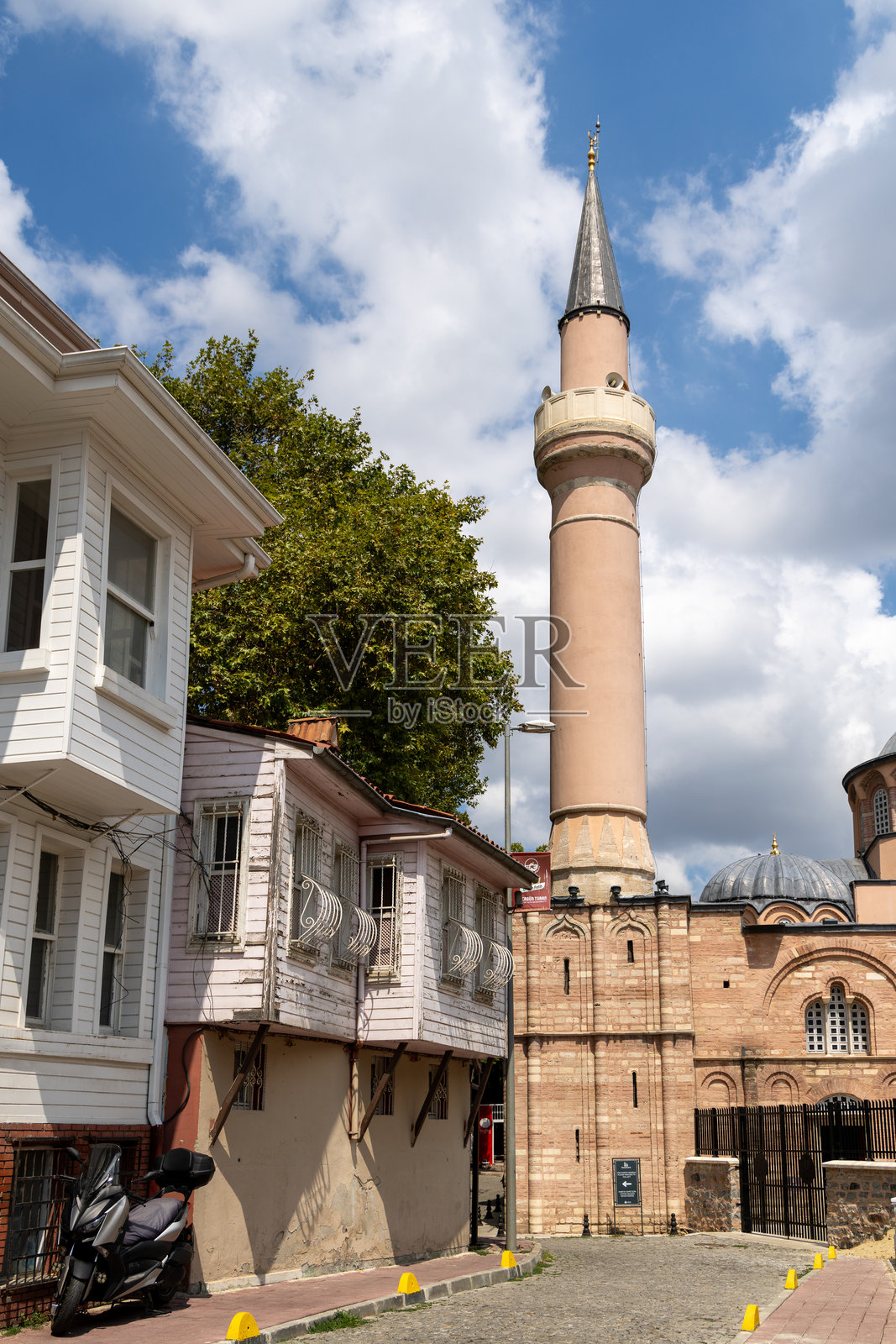 伊斯坦布尔的卡里耶清真寺尖塔街景照片摄影图片