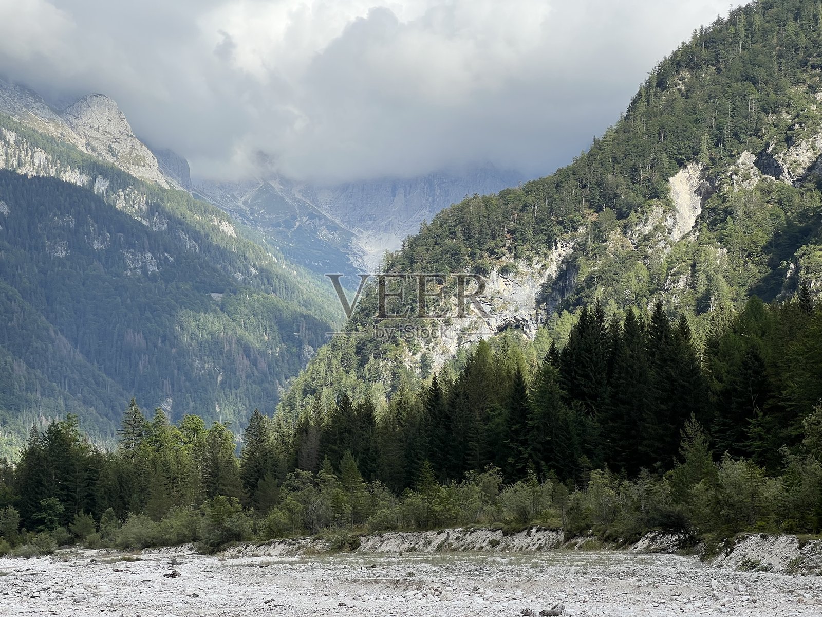 斯洛文尼亚特里格拉夫国家公园扎德尼亚特伦塔的苏希波托克沙质冲积物照片摄影图片