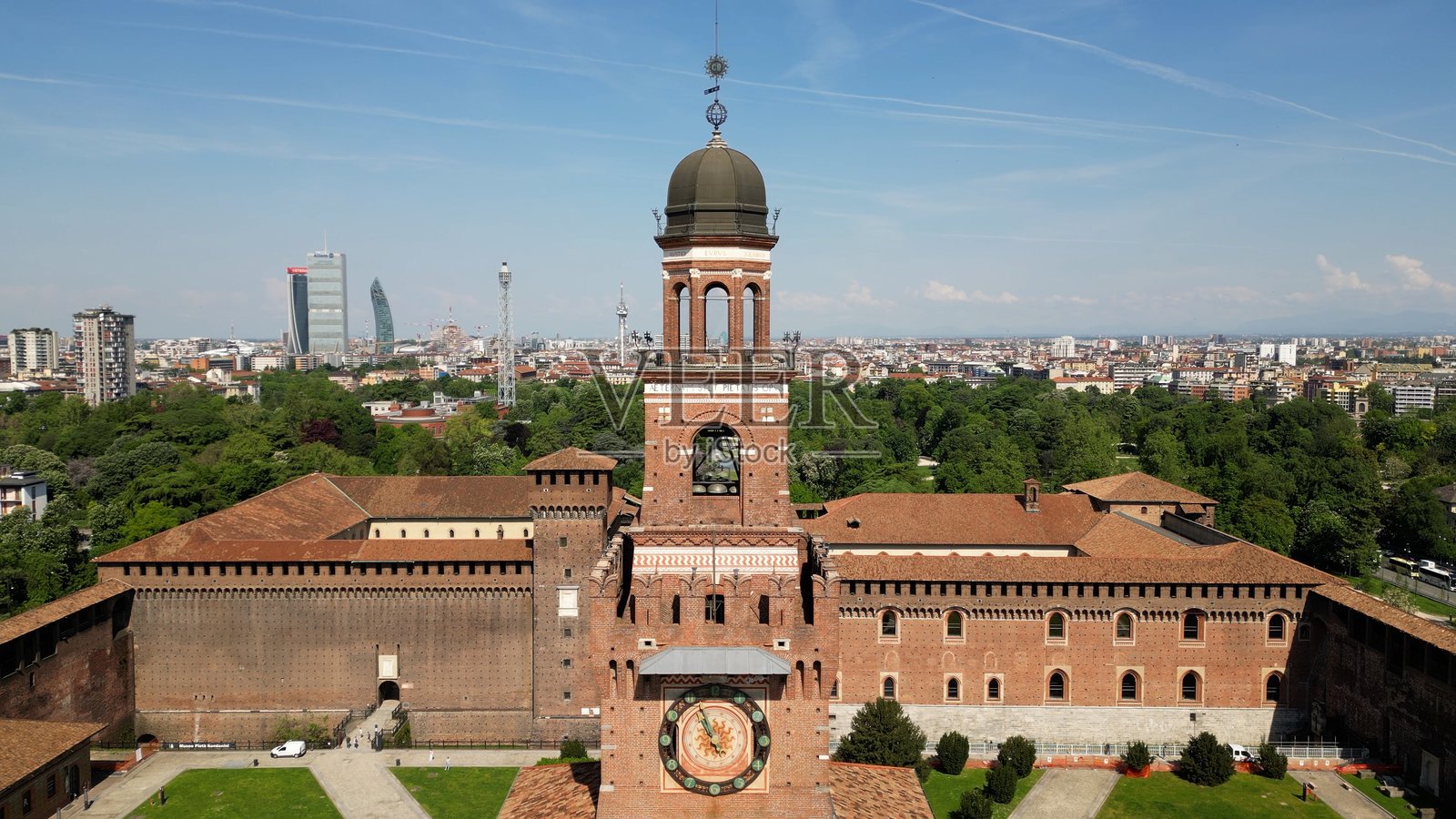 欧洲，意大利，米兰 2025年8月14日 俯瞰市中心的斯福尔扎城堡旅游景点，喷泉，森皮奥内公园以及盖·奥伦蒂和城市生活区的新天际线摩天大楼。照片摄影图片