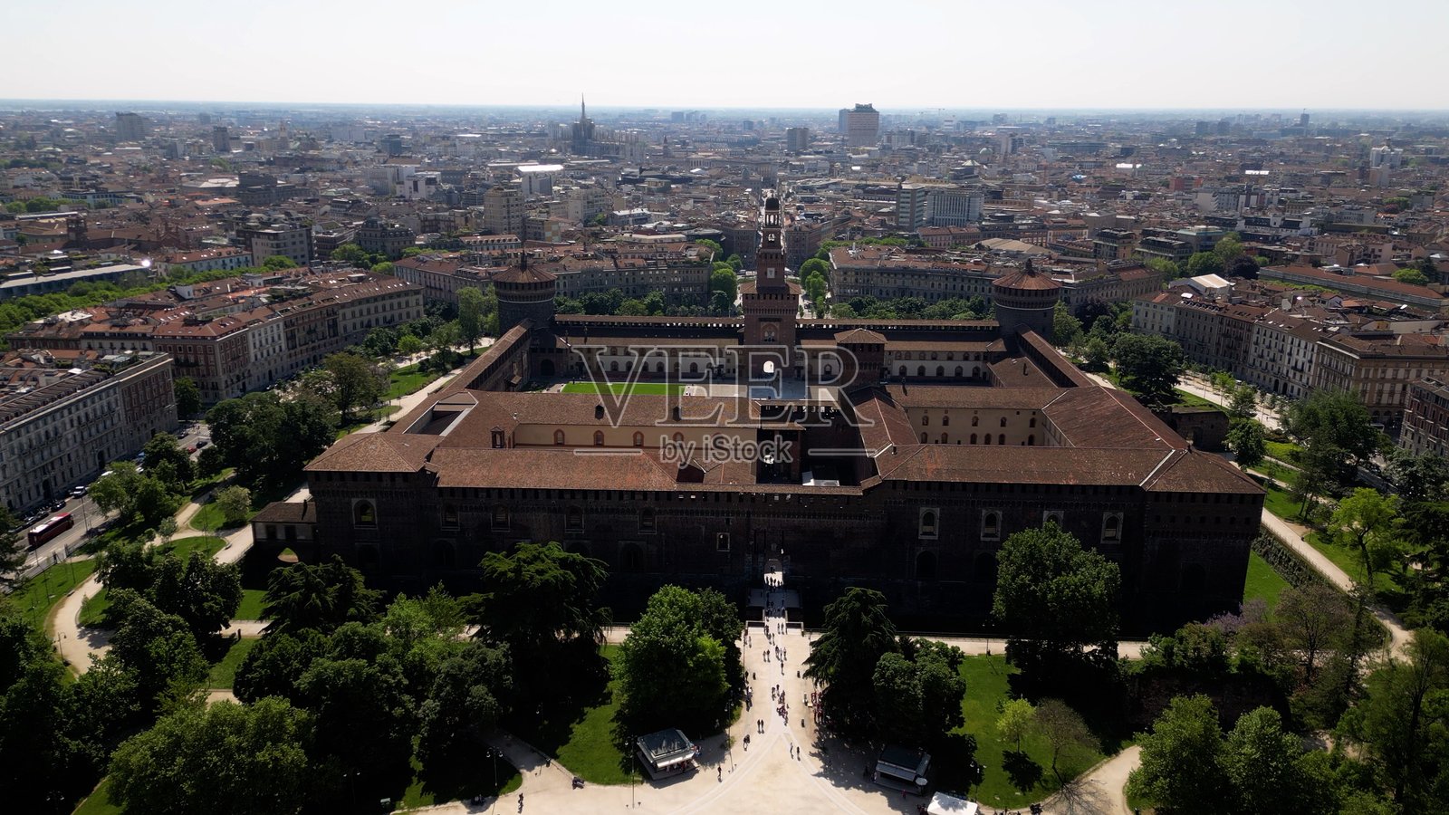 欧洲，意大利，米兰 2025年8月14日 无人机视角下的斯福尔扎城堡旅游景点，市中心有喷泉，塞姆皮奥内公园以及新天际线中的盖·奥伦蒂和城市生活区摩天大楼。照片摄影图片