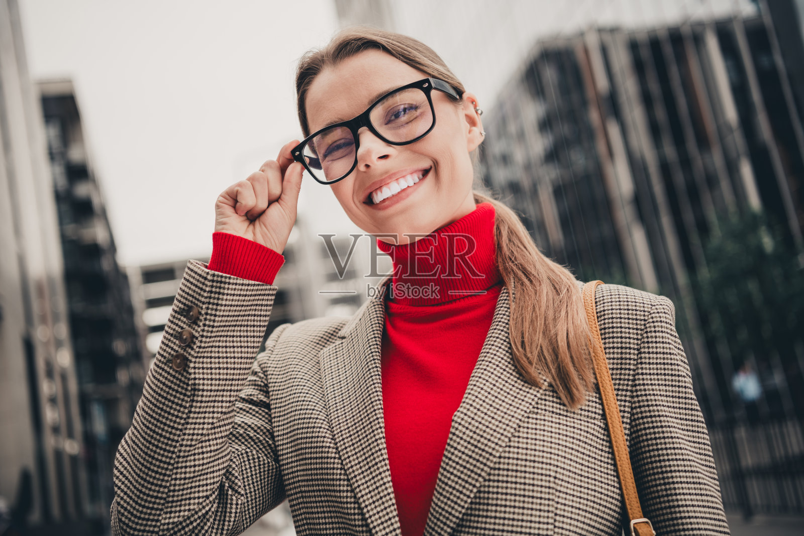 现代职业女性在白天的城市环境中自信地微笑照片摄影图片