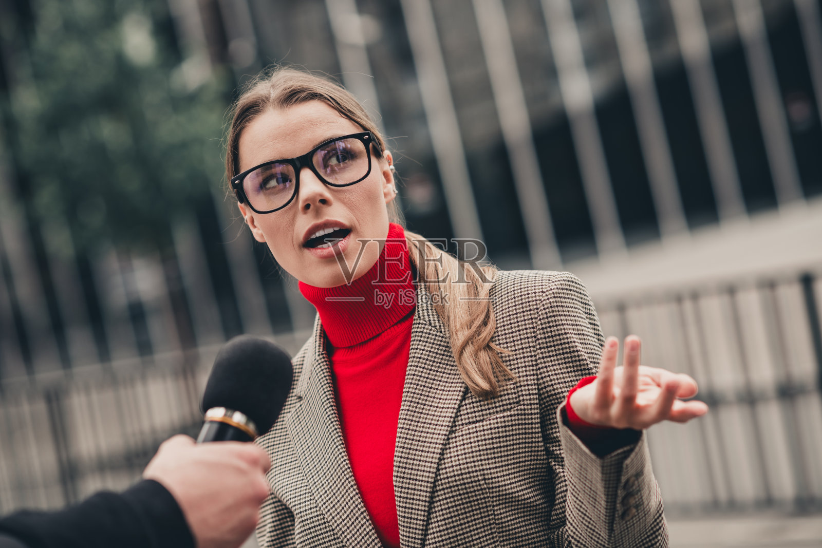 自信的女商人在城市街道上穿着职业装进行户外采访照片摄影图片