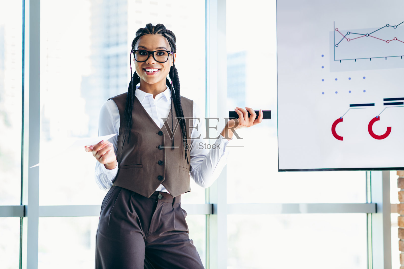 职业女性在现代办公室环境中于公司会议上展示分析数据照片摄影图片