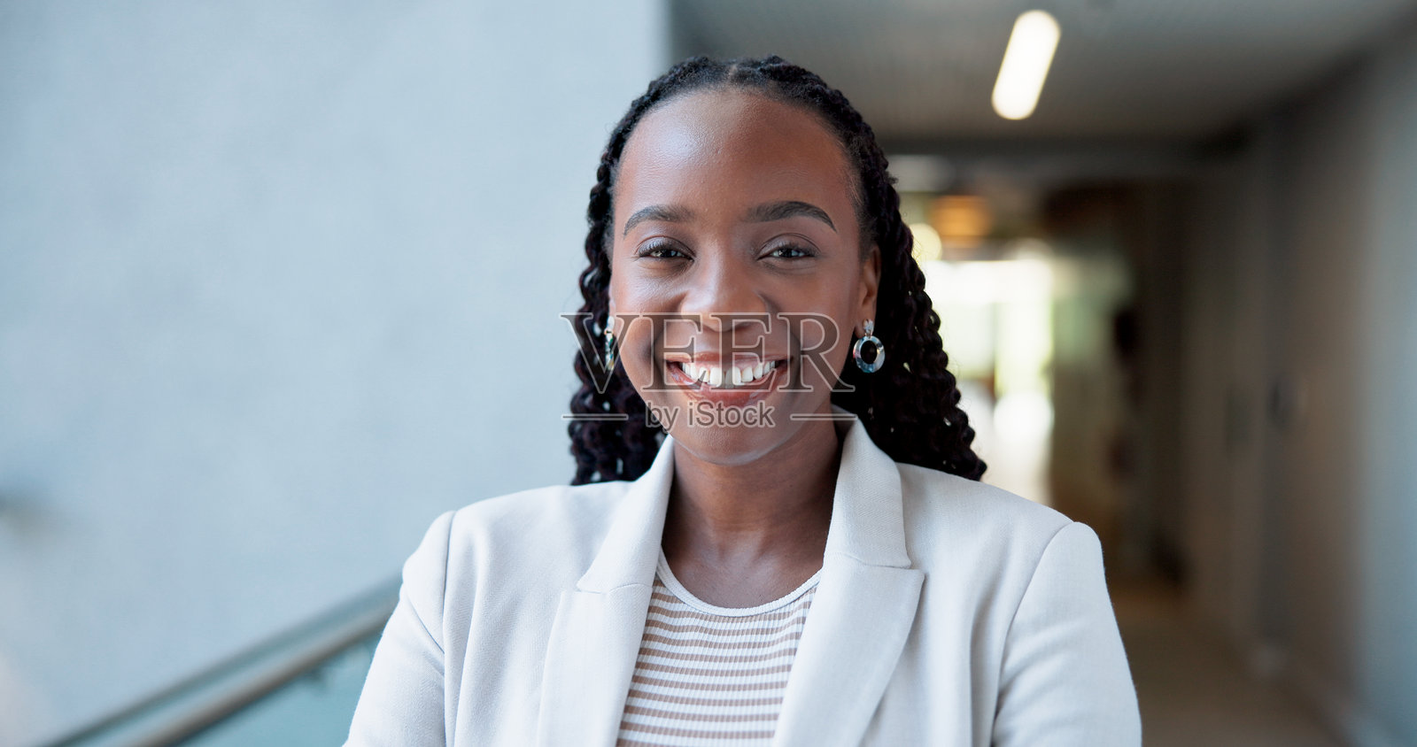 肖像，快乐的黑人女性在会议上，适用于关于我们的介绍，股票经纪人演讲者和自豪感。研讨会博览会，专业的金融顾问与办公室中的人一起，适合活动和机会。照片摄影图片