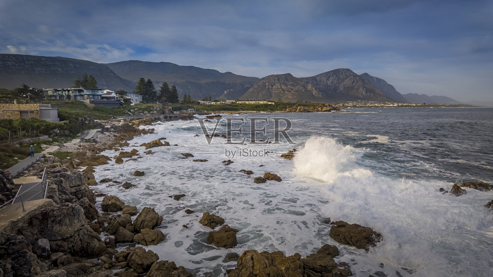 赫曼努斯海岸线的风景如画的悬崖小径全景，俯瞰沃克湾、崎岖的岩石和南非西开普省鲸鱼海岸的山脉。照片摄影图片