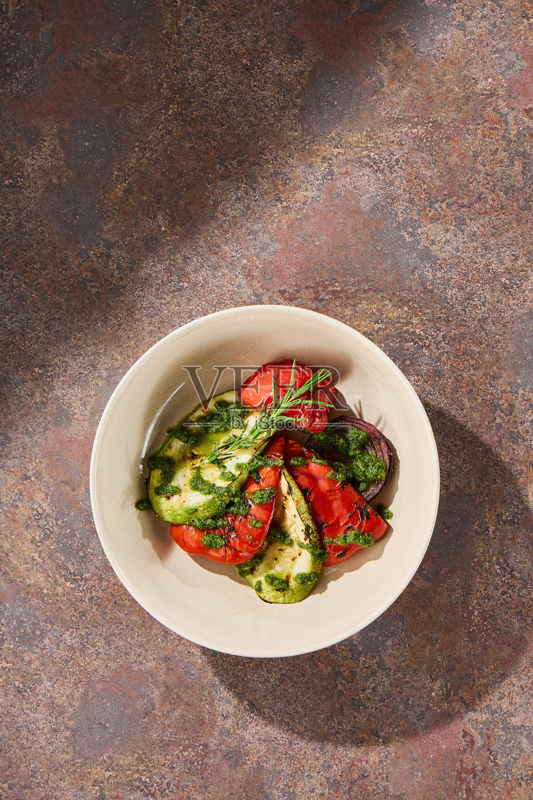 烤蔬菜配香蒜酱，明亮的光线，简约的俯视构图照片摄影图片