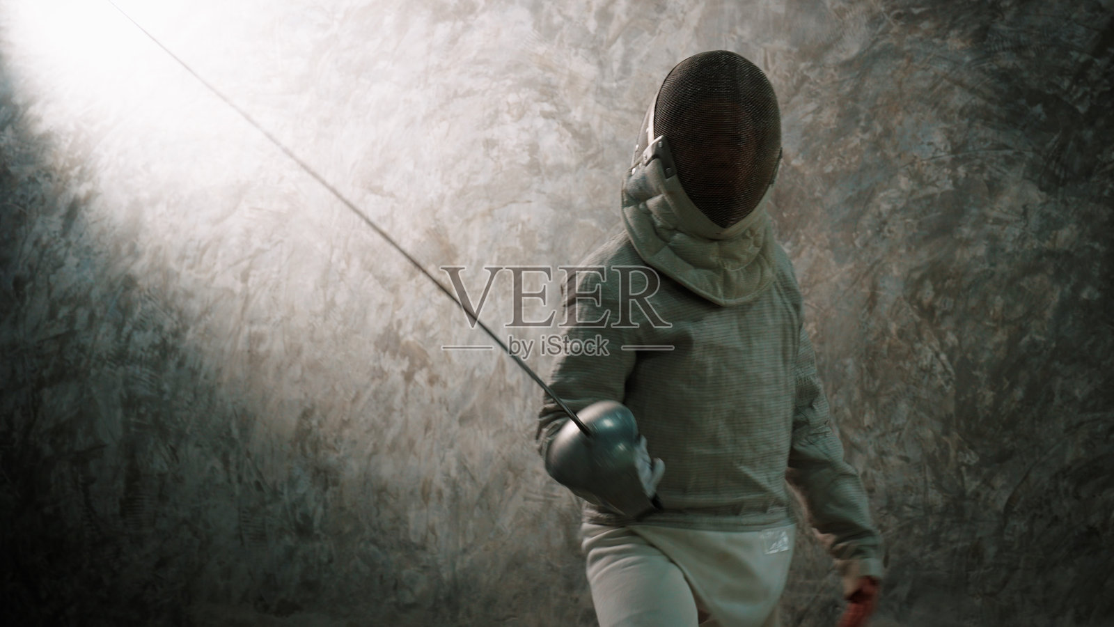 两名年轻的击剑运动员在激烈的对抗赛中较量，测试他们的技能和反应能力照片摄影图片