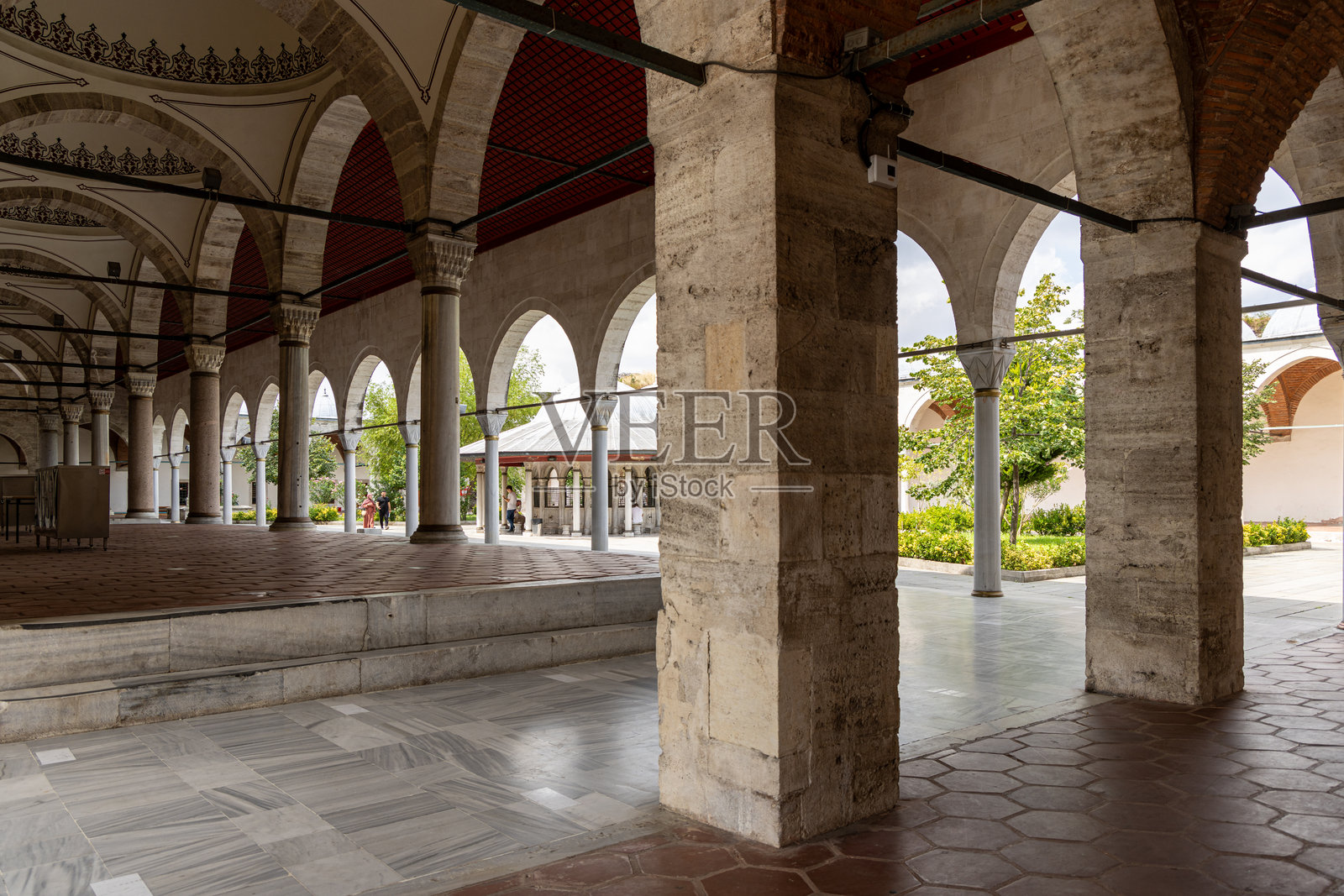 伊斯坦布尔米赫里玛苏丹清真寺的庭院拱门照片摄影图片