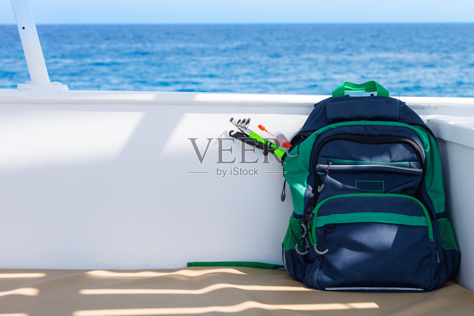 装有钓鱼设备的背包放在船上照片摄影图片
