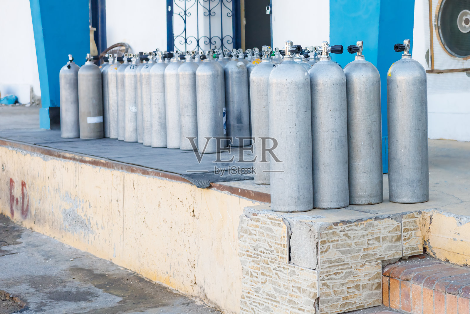 潜水用氧气瓶在装载平台上照片摄影图片