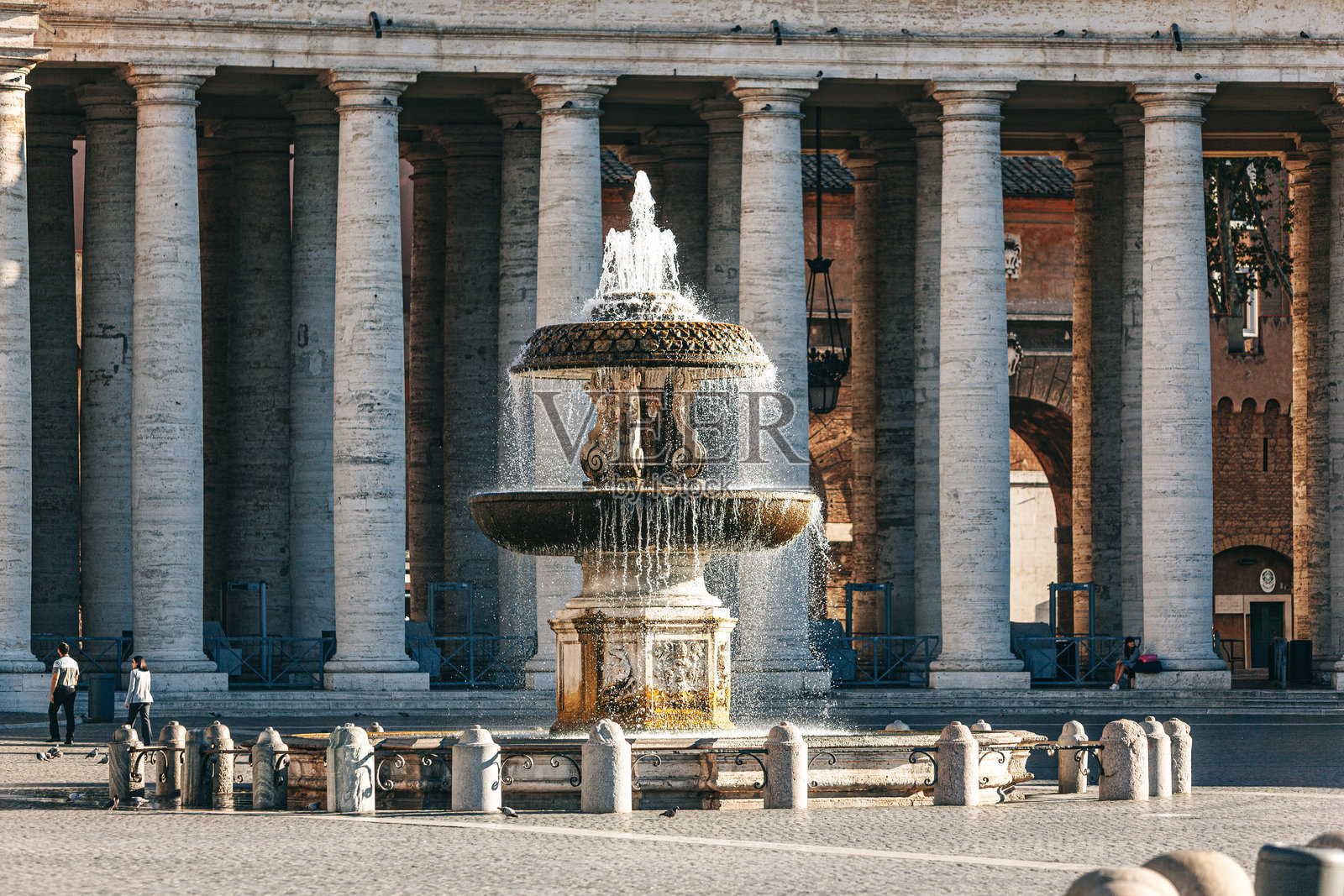 优雅的喷泉位于梵蒂冈圣彼得广场,四周环绕着古老的柱子照片摄影图片