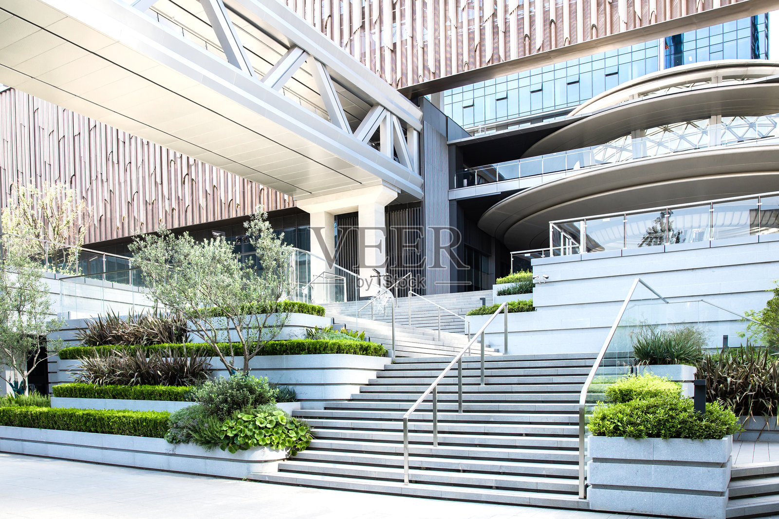 现代生态办公大楼照片摄影图片