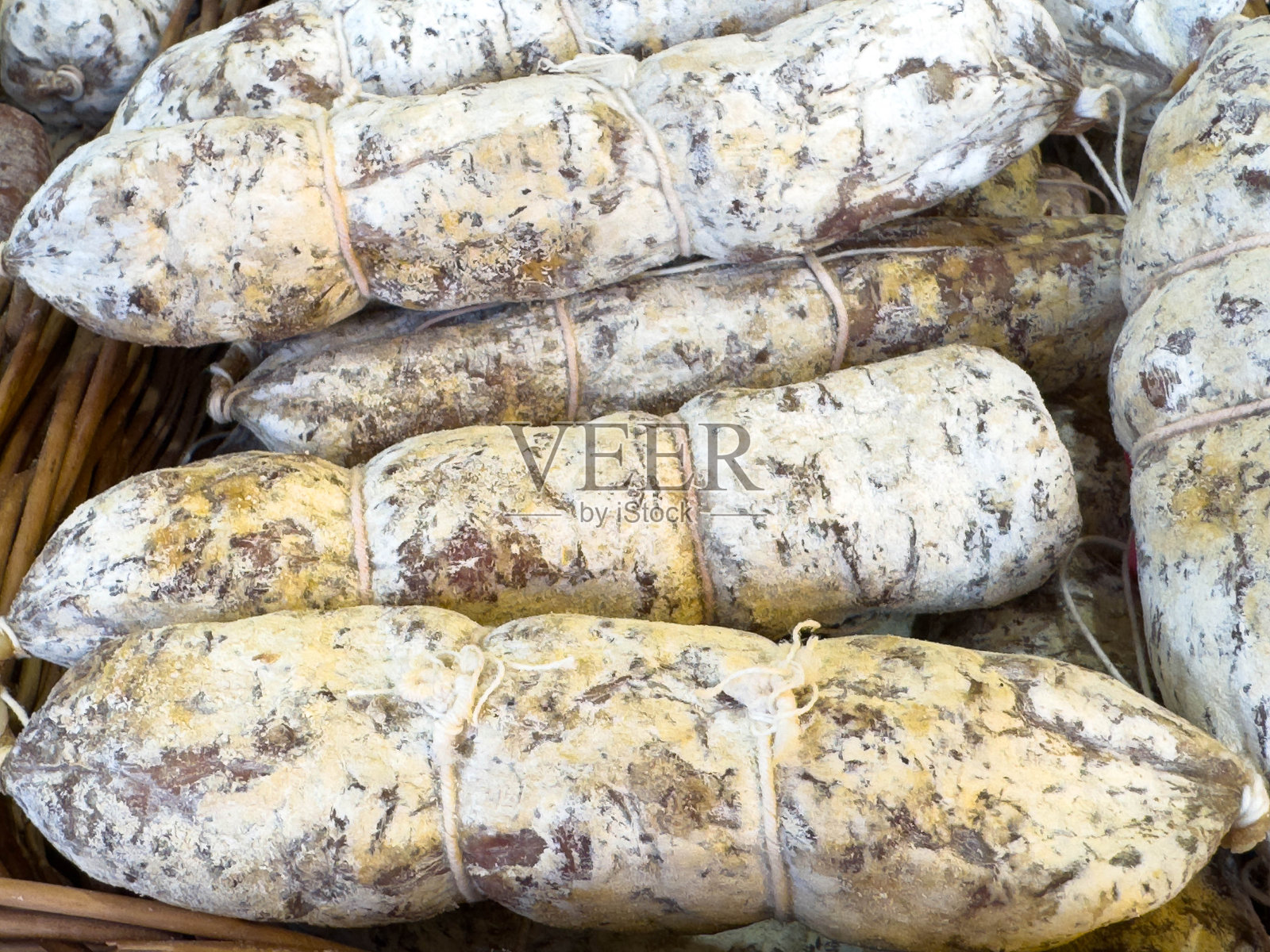 市场展示中的传统意大利白霉涂层腌制香肠照片摄影图片