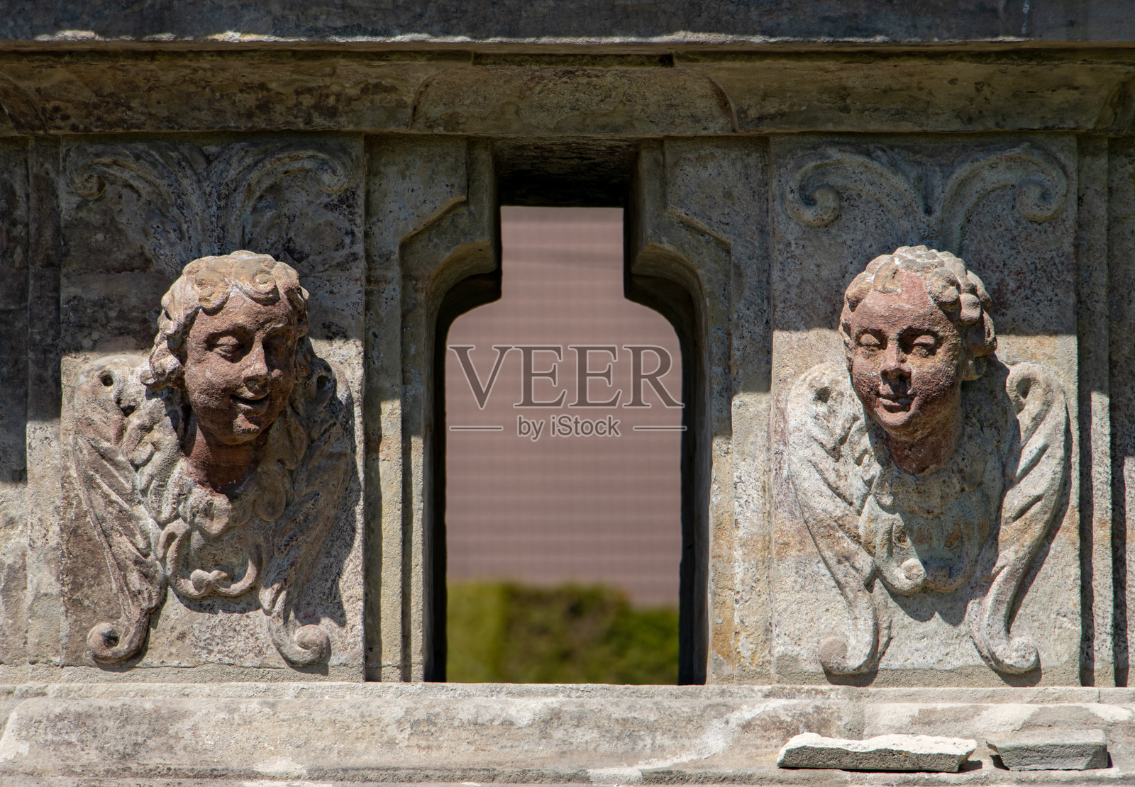 天使的肖像装饰着捷克共和国乡村的玛丽安柱。照片摄影图片