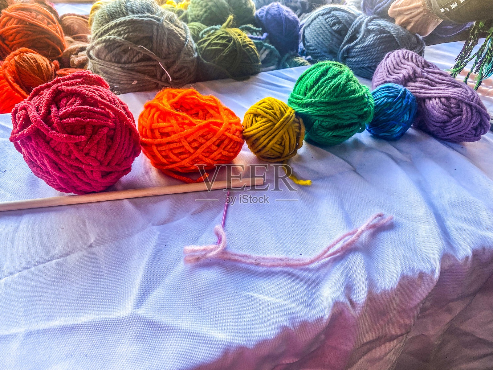 桌子上的纱线照片摄影图片