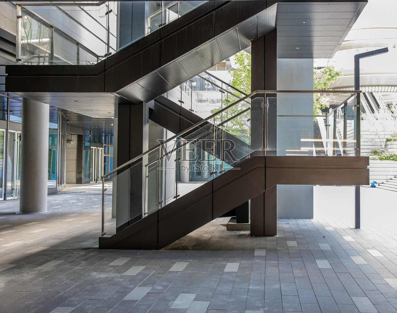 现代生态办公大楼照片摄影图片