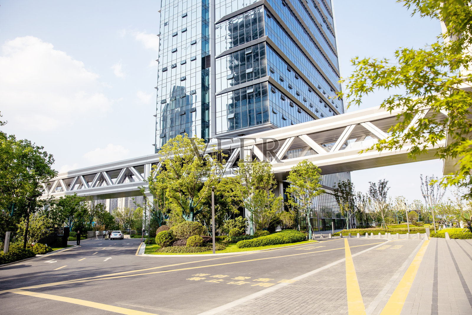 生态办公楼前的开放空间照片摄影图片