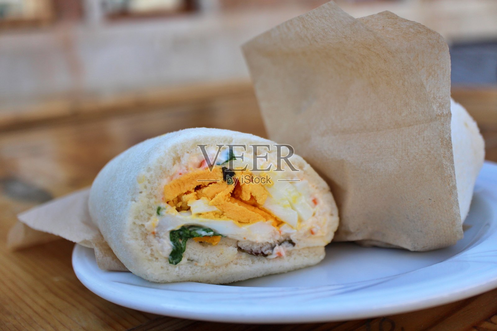 意大利美食：意大利三明治（tramezzino）夹有鸡蛋和蟹肉沙拉的填料，位于意大利穆拉诺。照片摄影图片