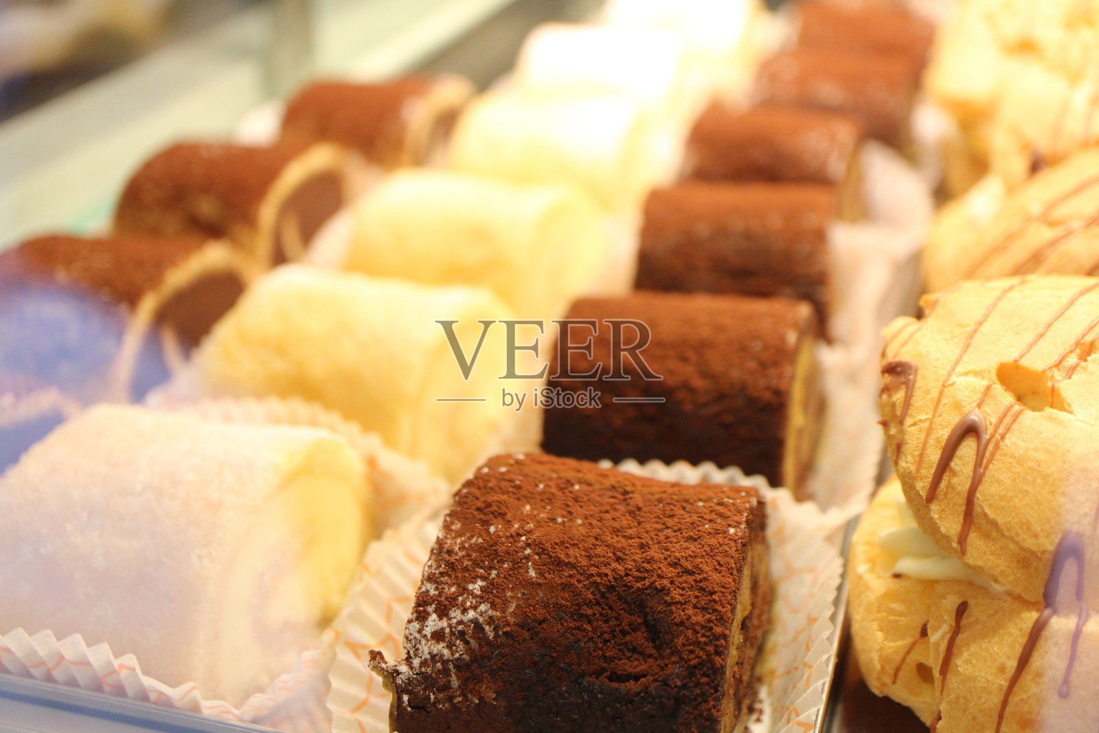 意大利威尼斯的糕点展示柜里装满了各种瑞士卷照片摄影图片