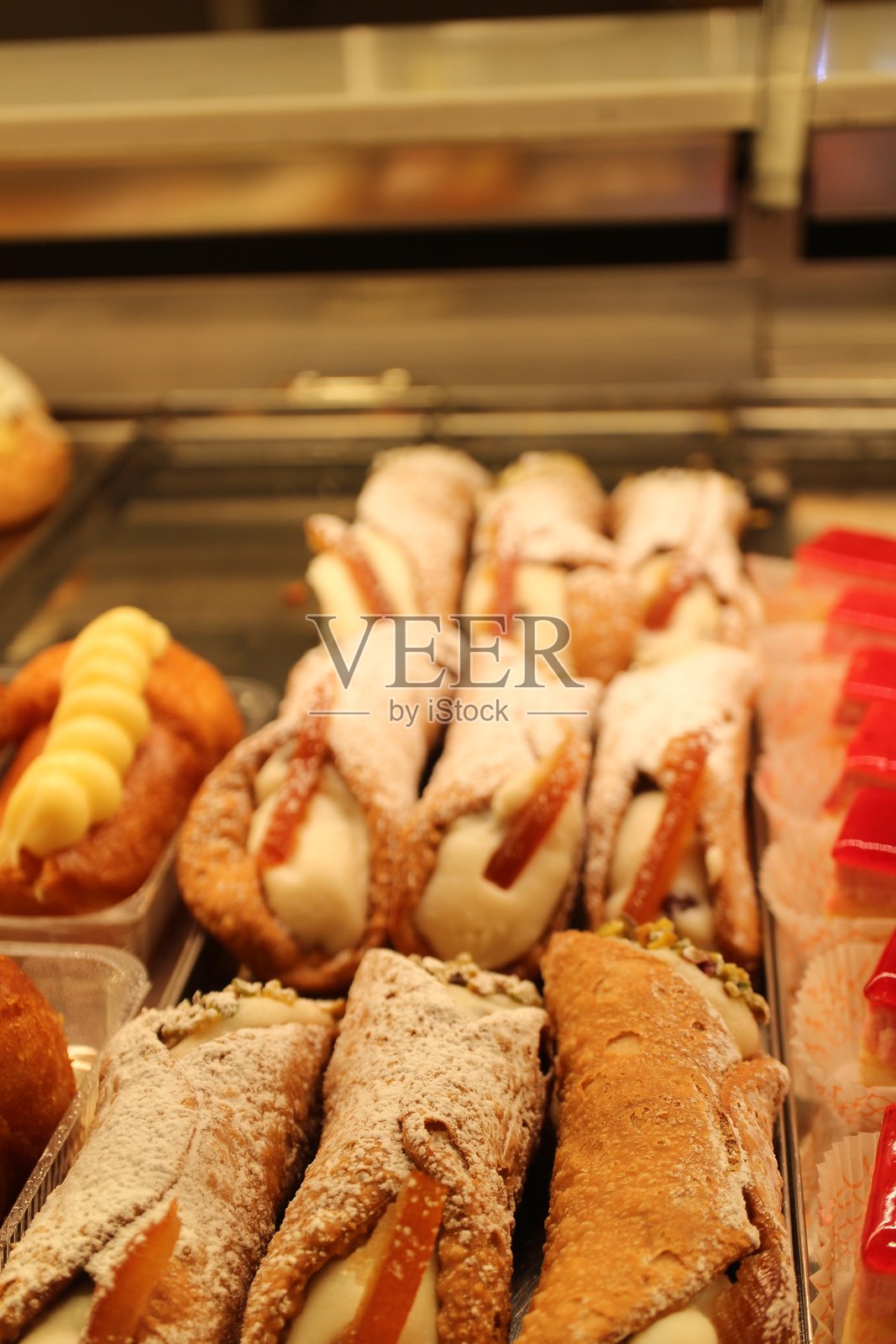 意大利威尼斯的糕点橱窗里装满了西西里甜筒。照片摄影图片