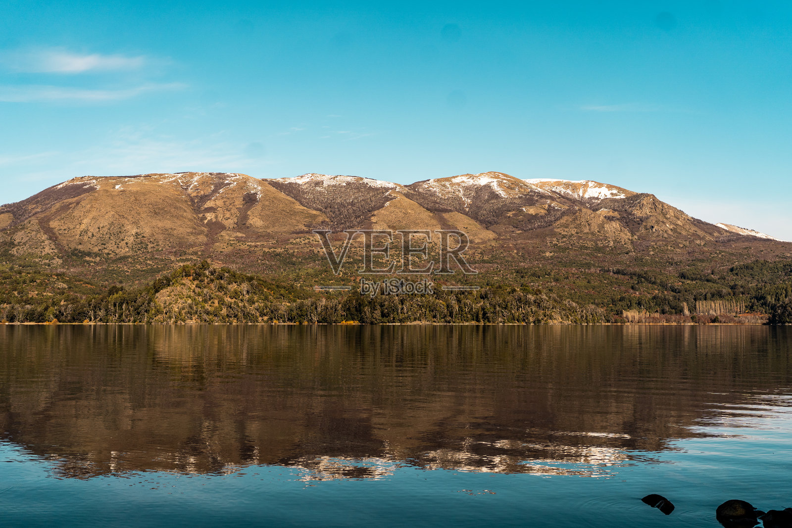 阿根廷巴塔哥尼亚的宁静湖泊风景照片摄影图片