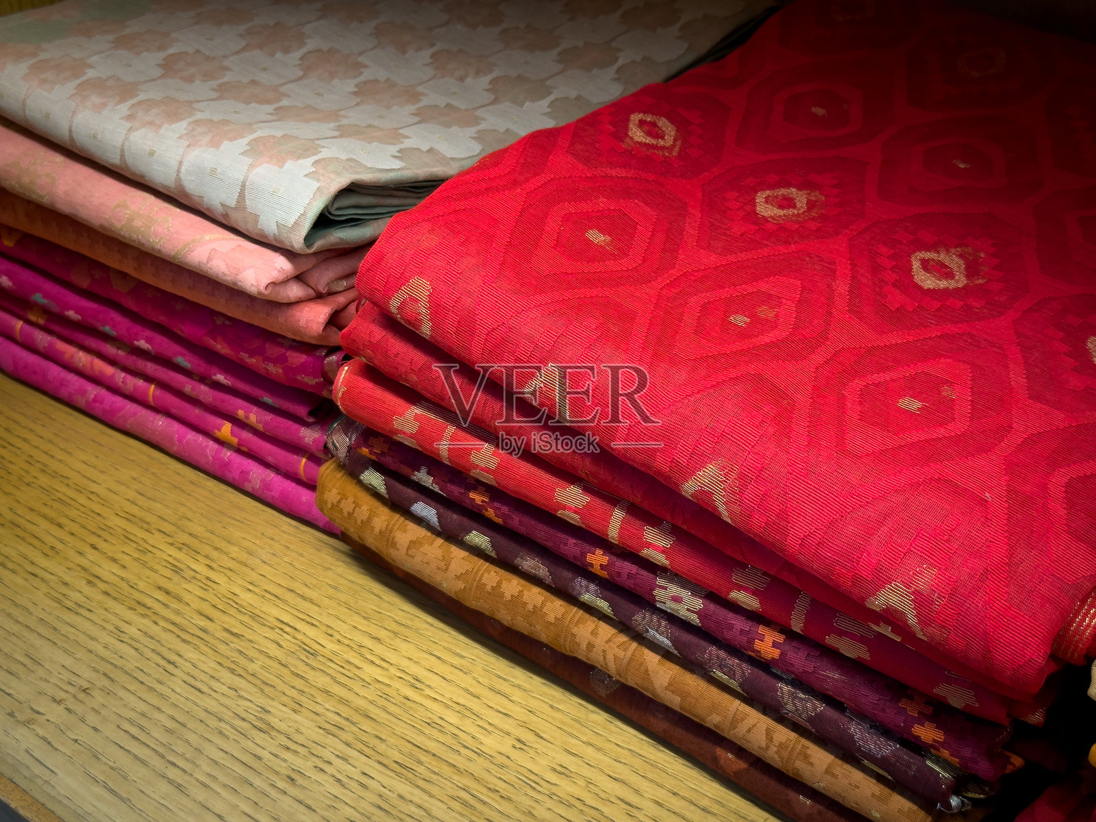 被联合国教科文组织认定为孟加拉国非物质文化遗产的贾姆达尼纱丽。贾姆达尼纱丽图案的特写。照片摄影图片