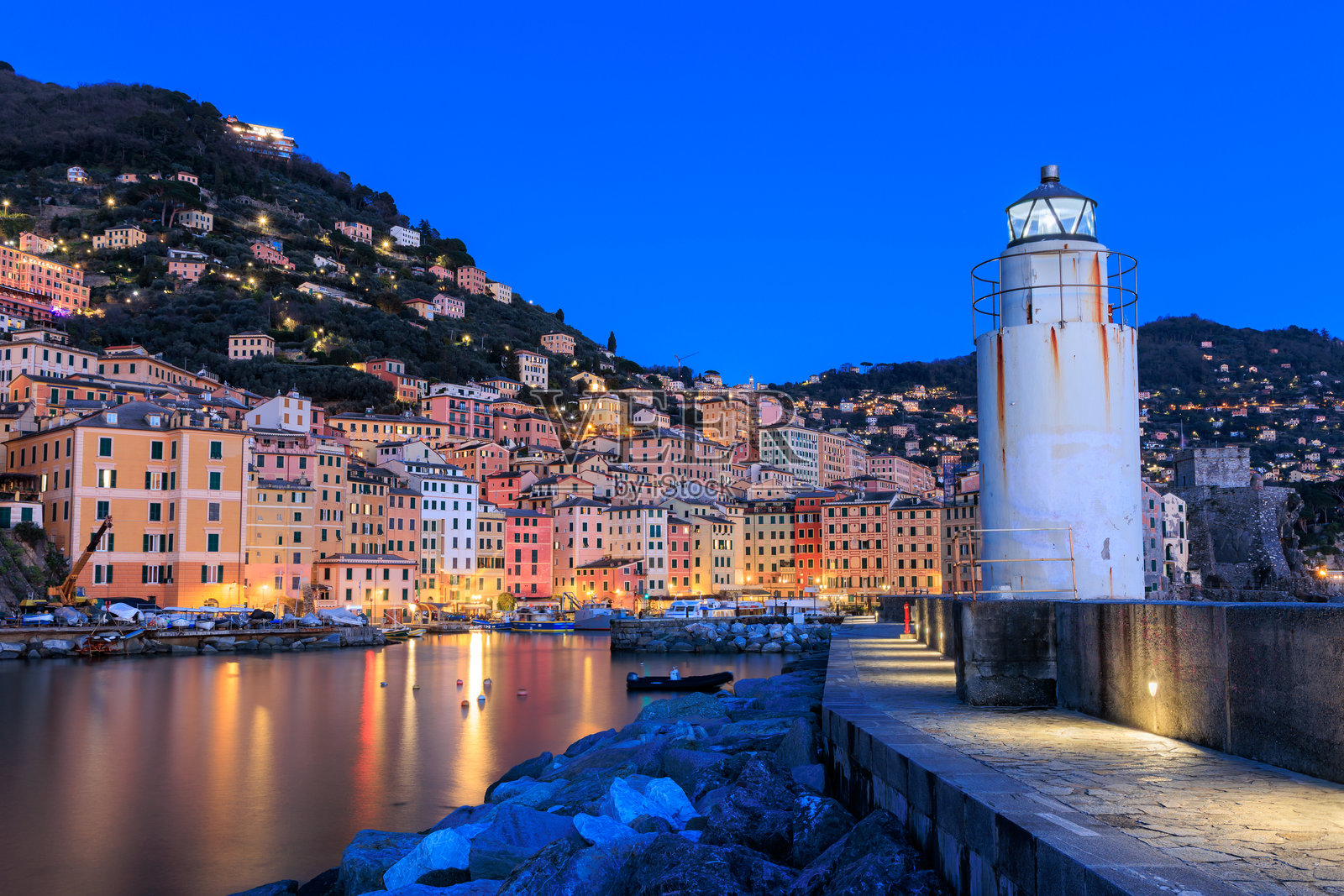 卡莫利灯塔，意大利海边小镇照片摄影图片