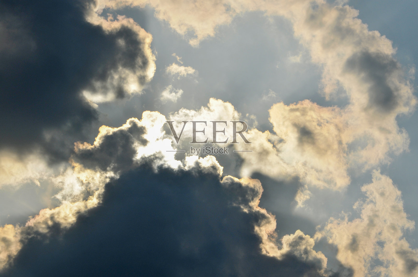 夏夜美丽的风暴云，夹杂着粉色和蓝色。照片摄影图片