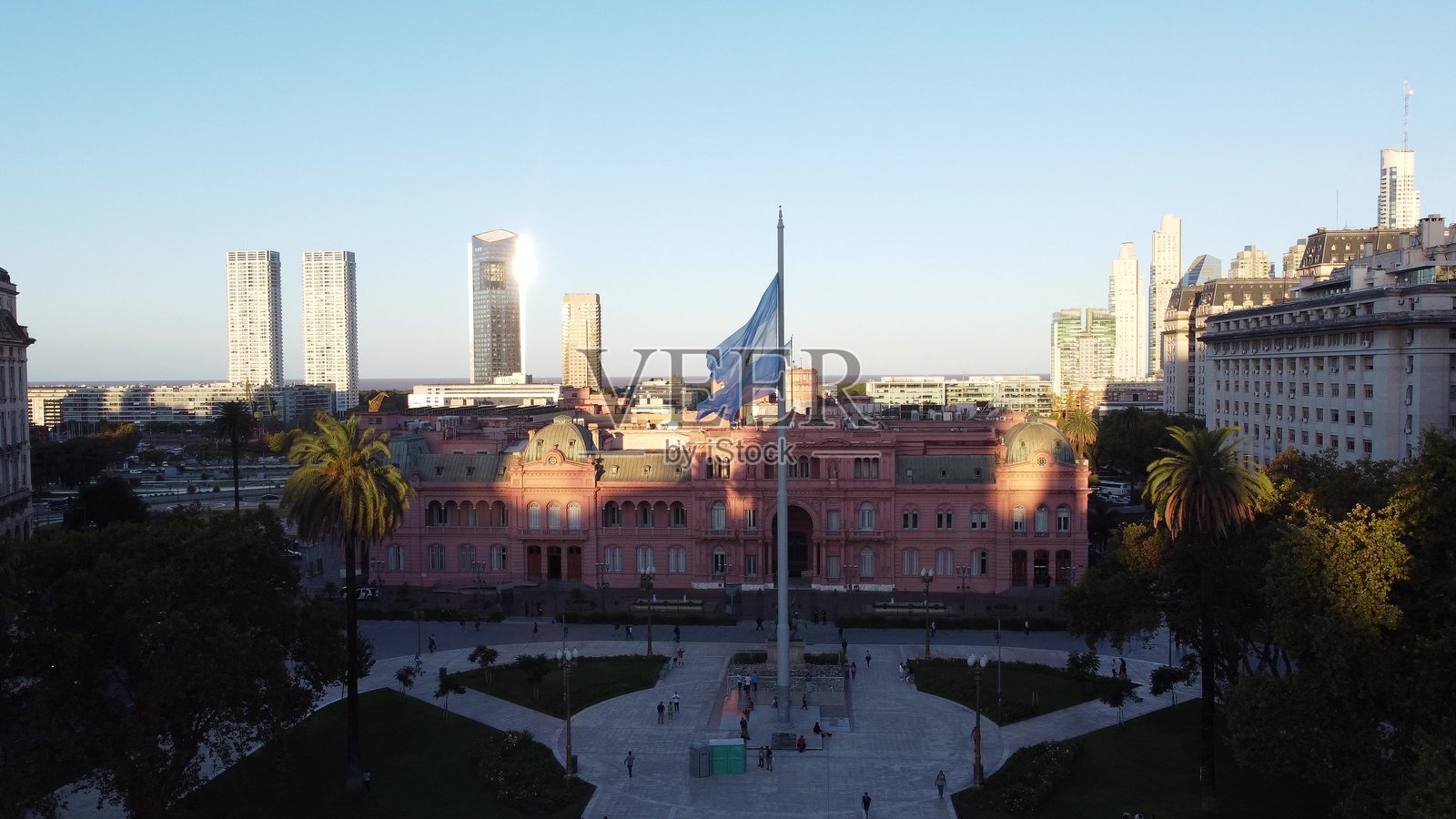 阿根廷国旗在布宜诺斯艾利斯的玫瑰宫飘扬照片摄影图片