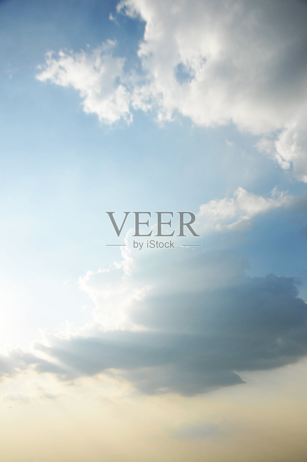 夏夜美丽的暴风云，夹杂着粉色和蓝色。照片摄影图片