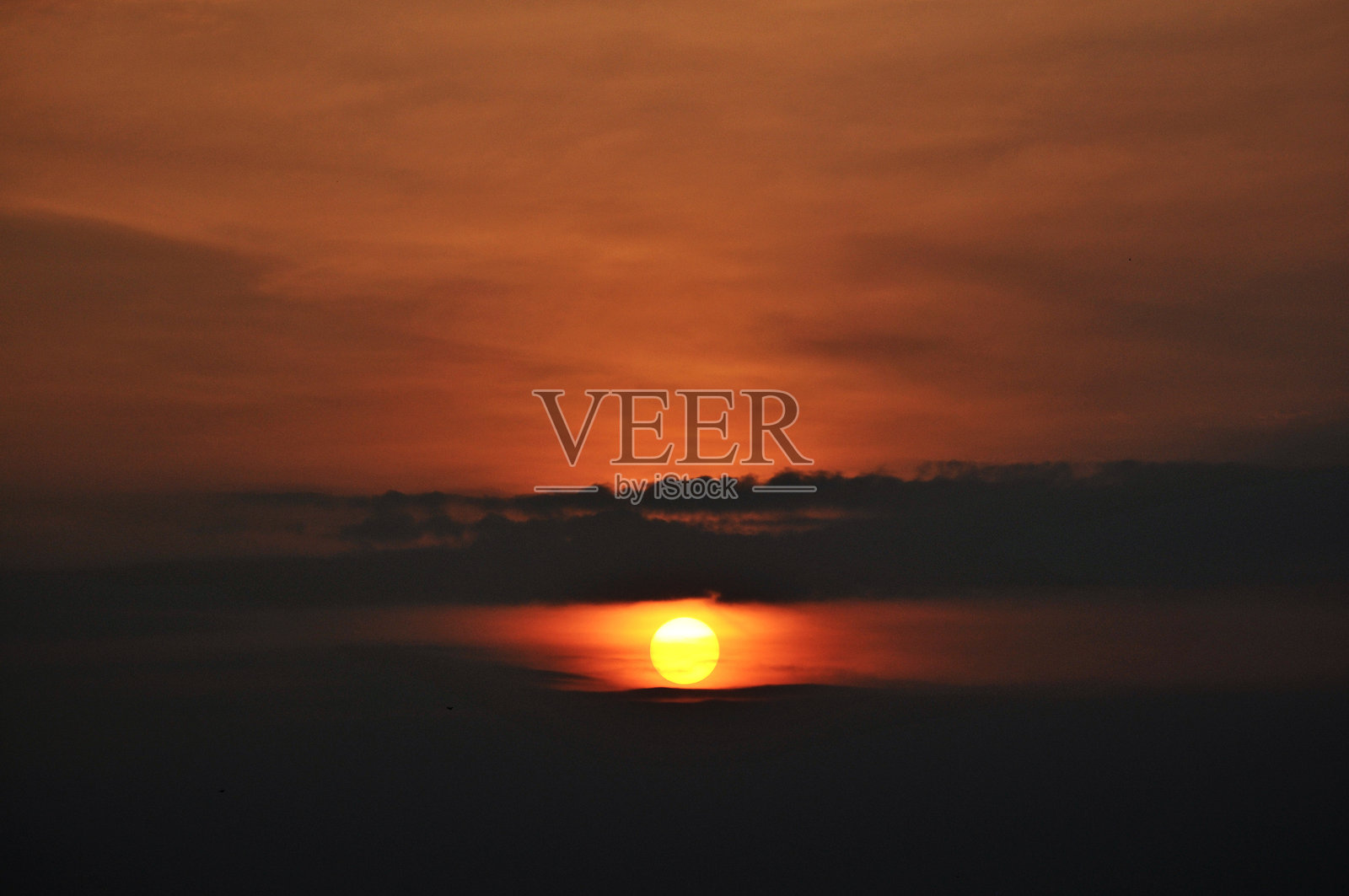 夏夜美丽的风暴云，夹杂着粉色和蓝色。照片摄影图片