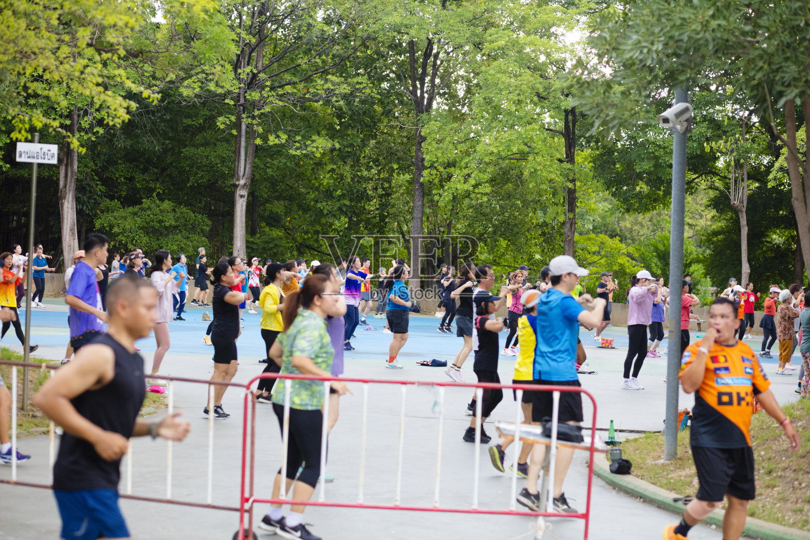 一群正在锻炼的泰国人景象照片摄影图片