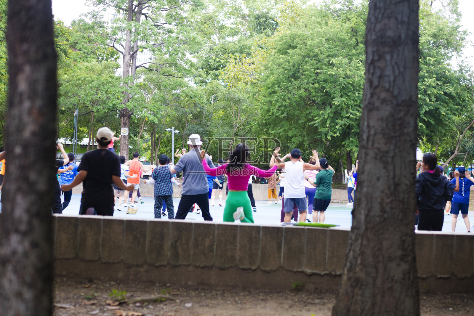 一大群泰国成年人在公园里进行公共泰式健身操。照片摄影图片