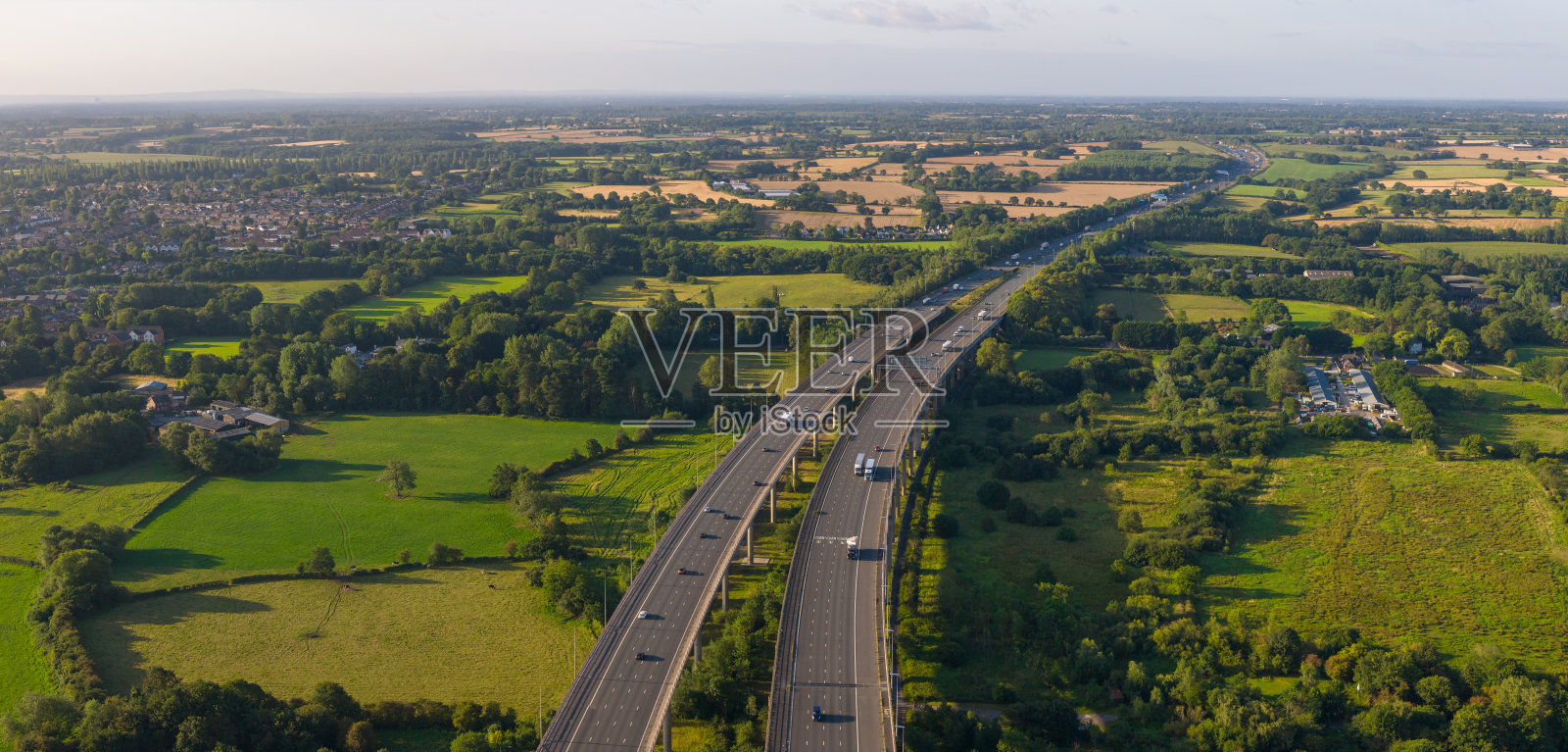 M6高速公路与乡村全景照片摄影图片